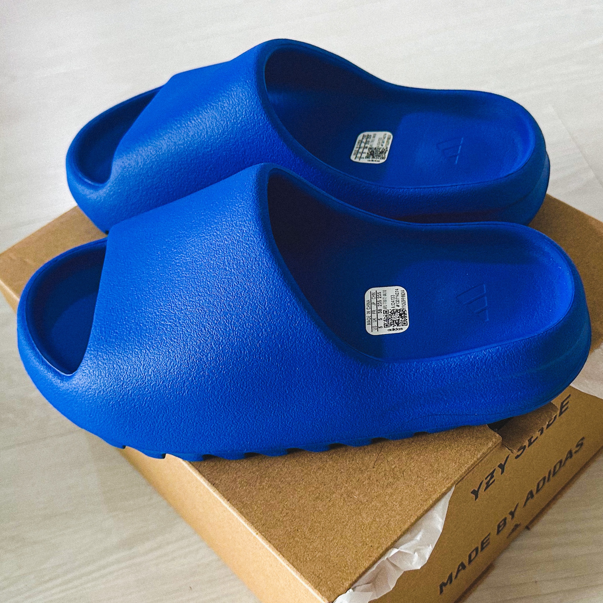 Adidas Yeezy Slide Azure 착용 스타일