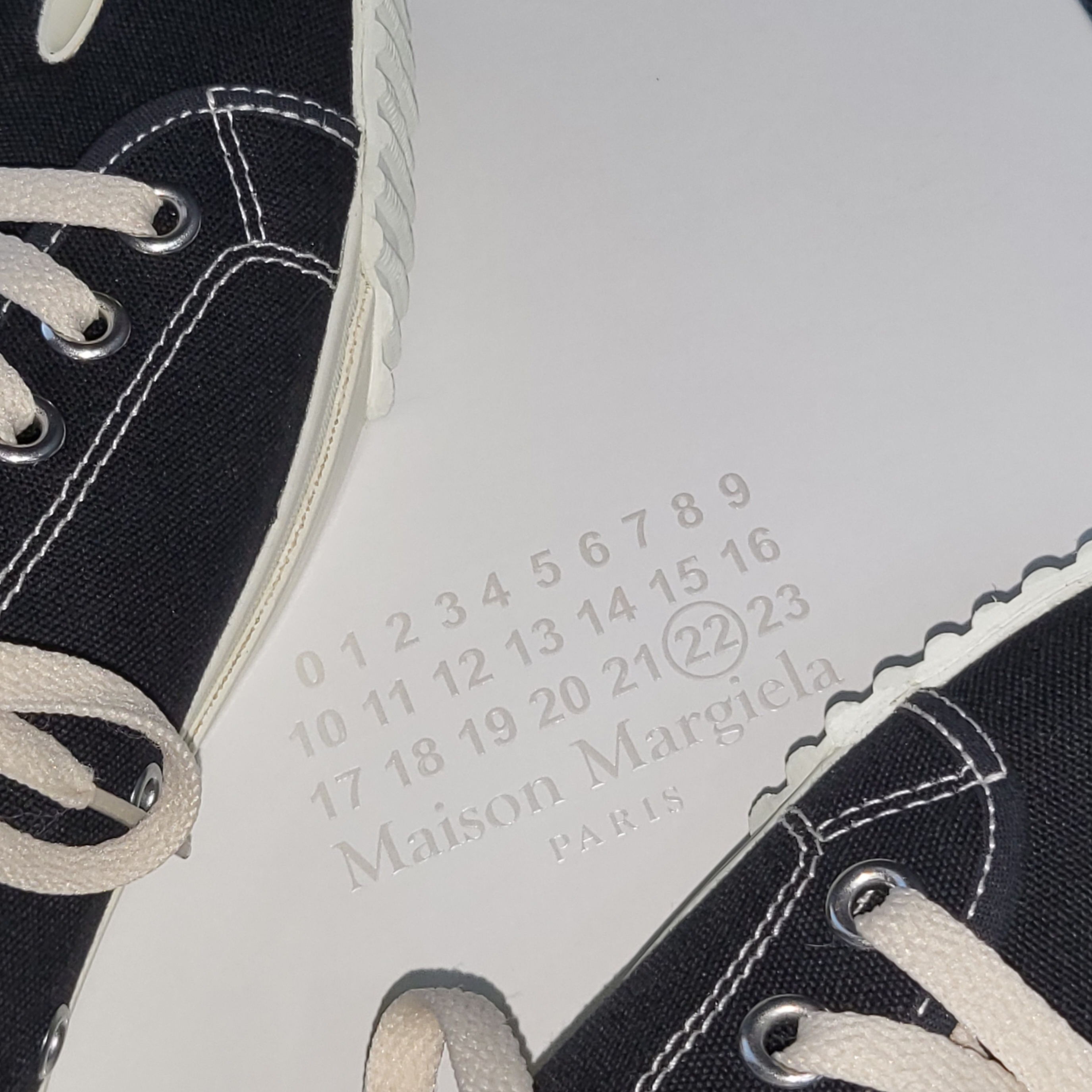 Maison Margiela Tabi Sneakers Black 착용 스타일 - 1