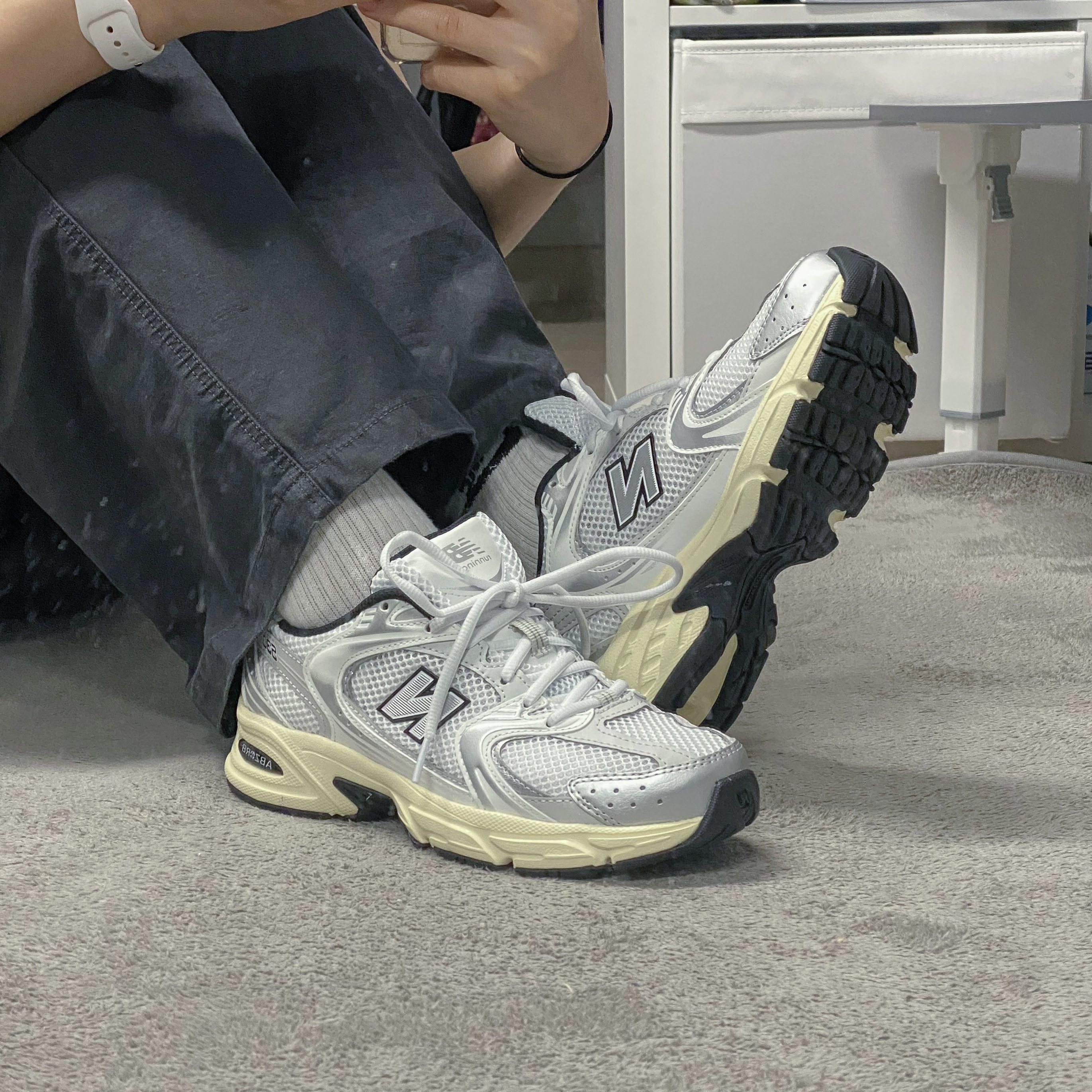 New Balance 530 Silver Cream 착용 스타일
