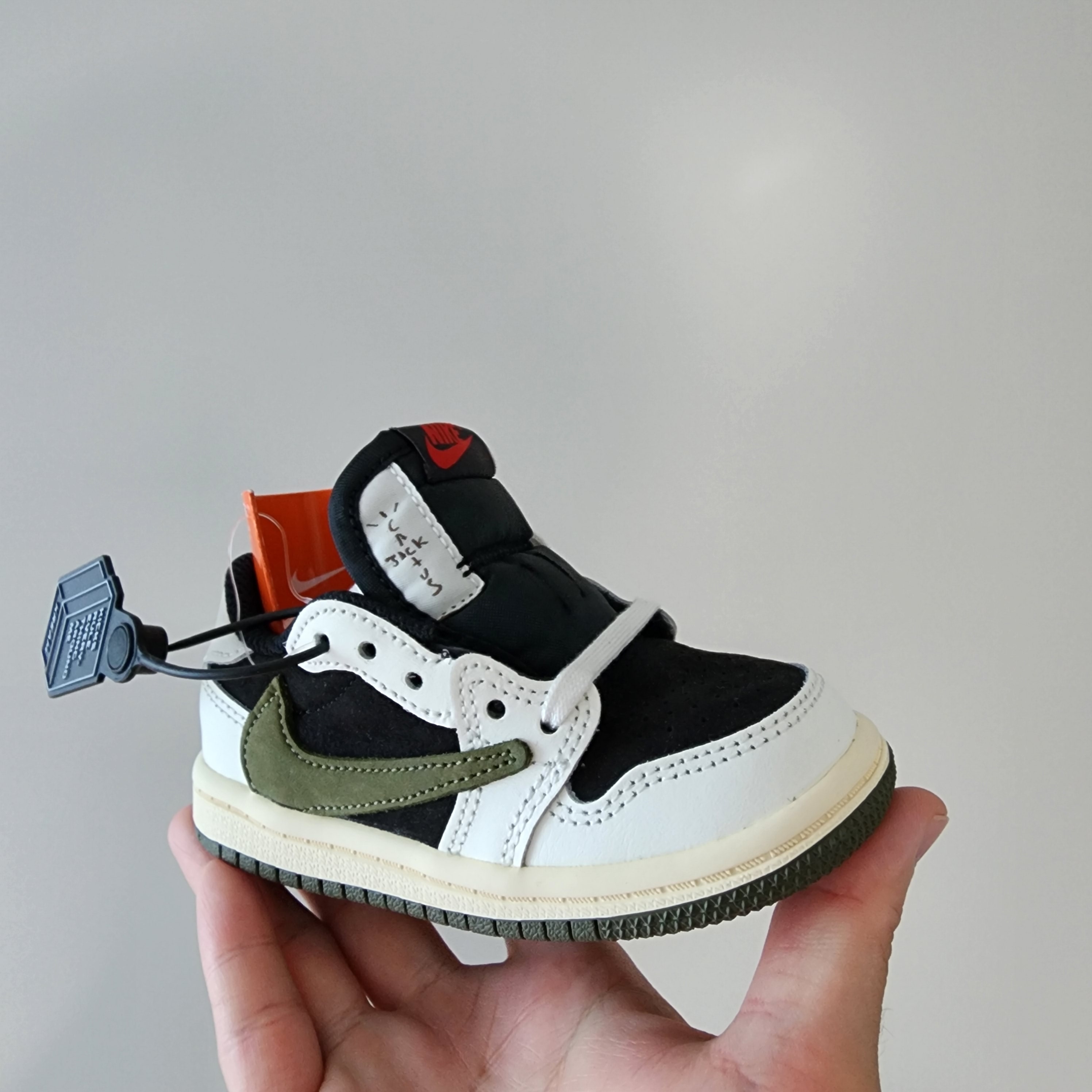(TD) Jordan 1 x Travis Scott Retro Low OG SP Medium Olive, (W) Jordan 1 x Travis Scott Retro Low OG SP Medium Olive 착용 스타일 - 2