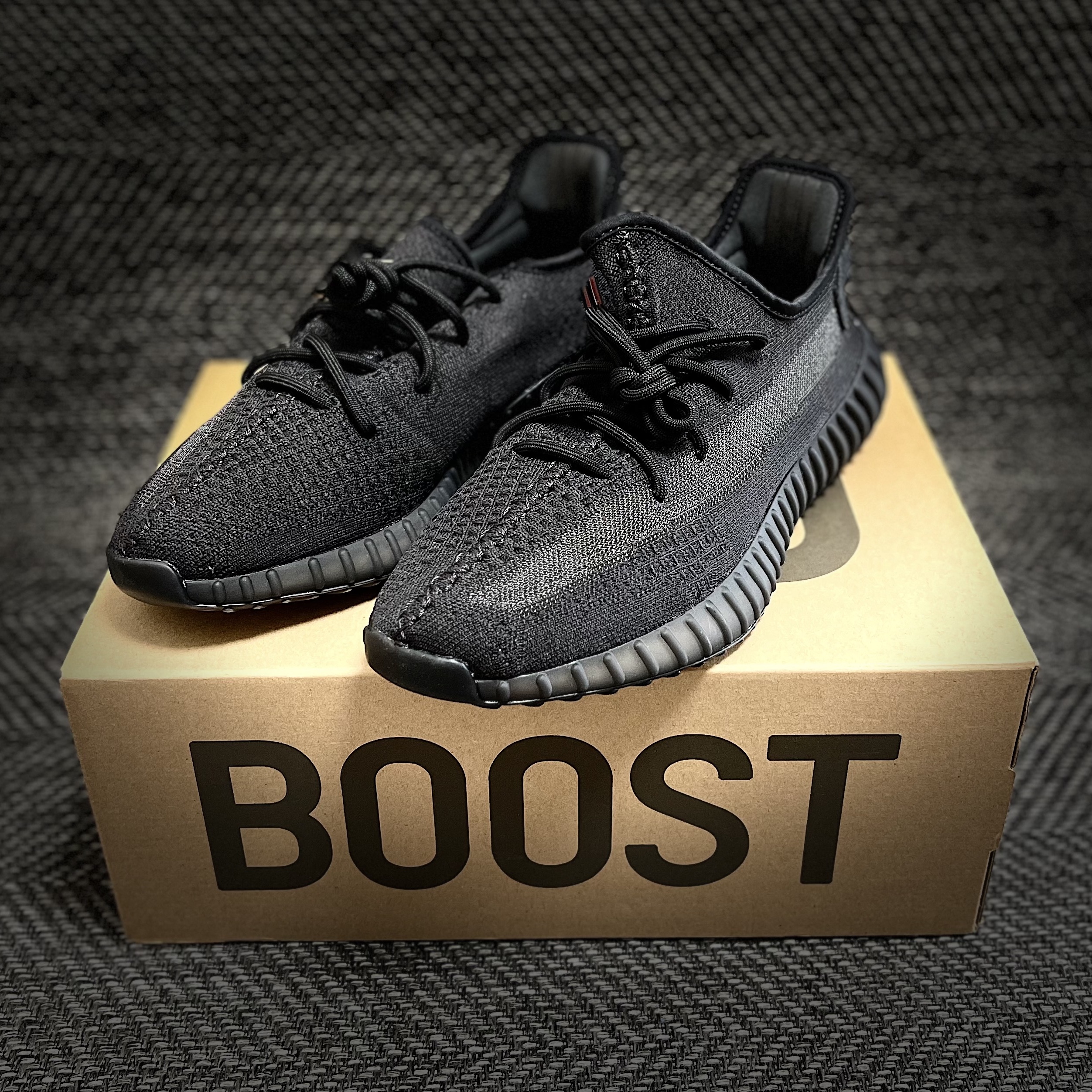 Adidas Yeezy Boost 350 V2 Onyx 착용 스타일 - 3