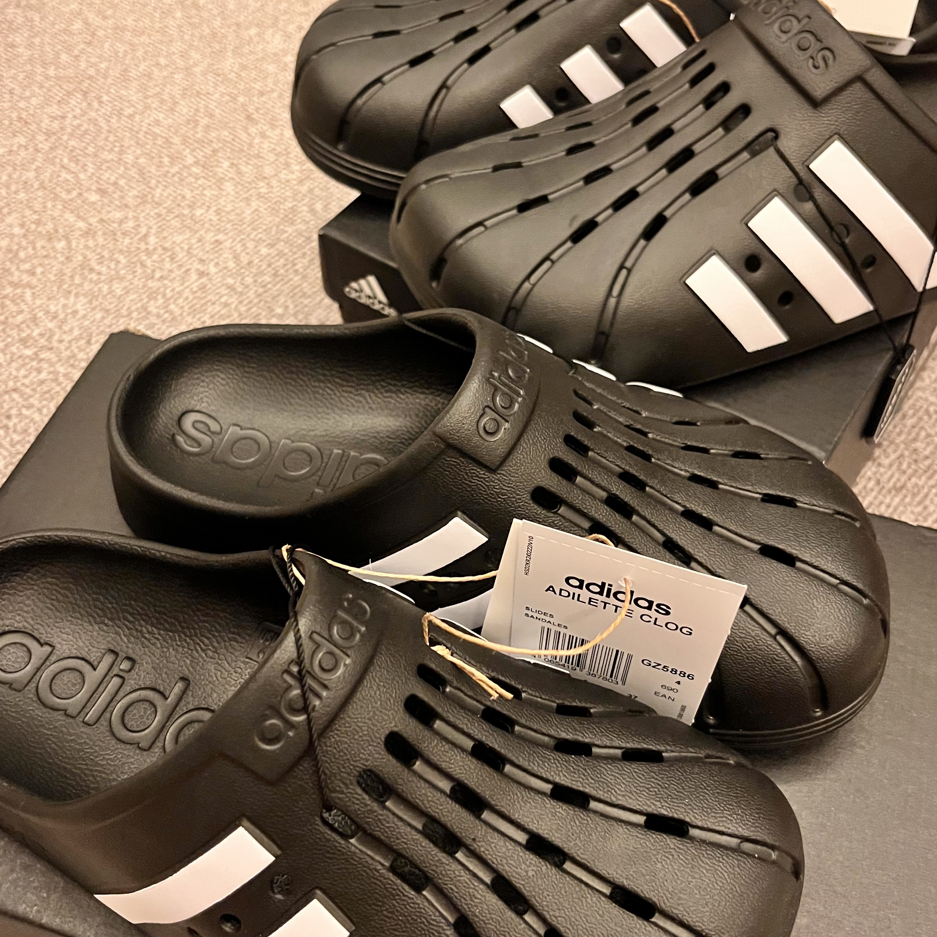 Adidas Adilette Clog Black White 착용 스타일