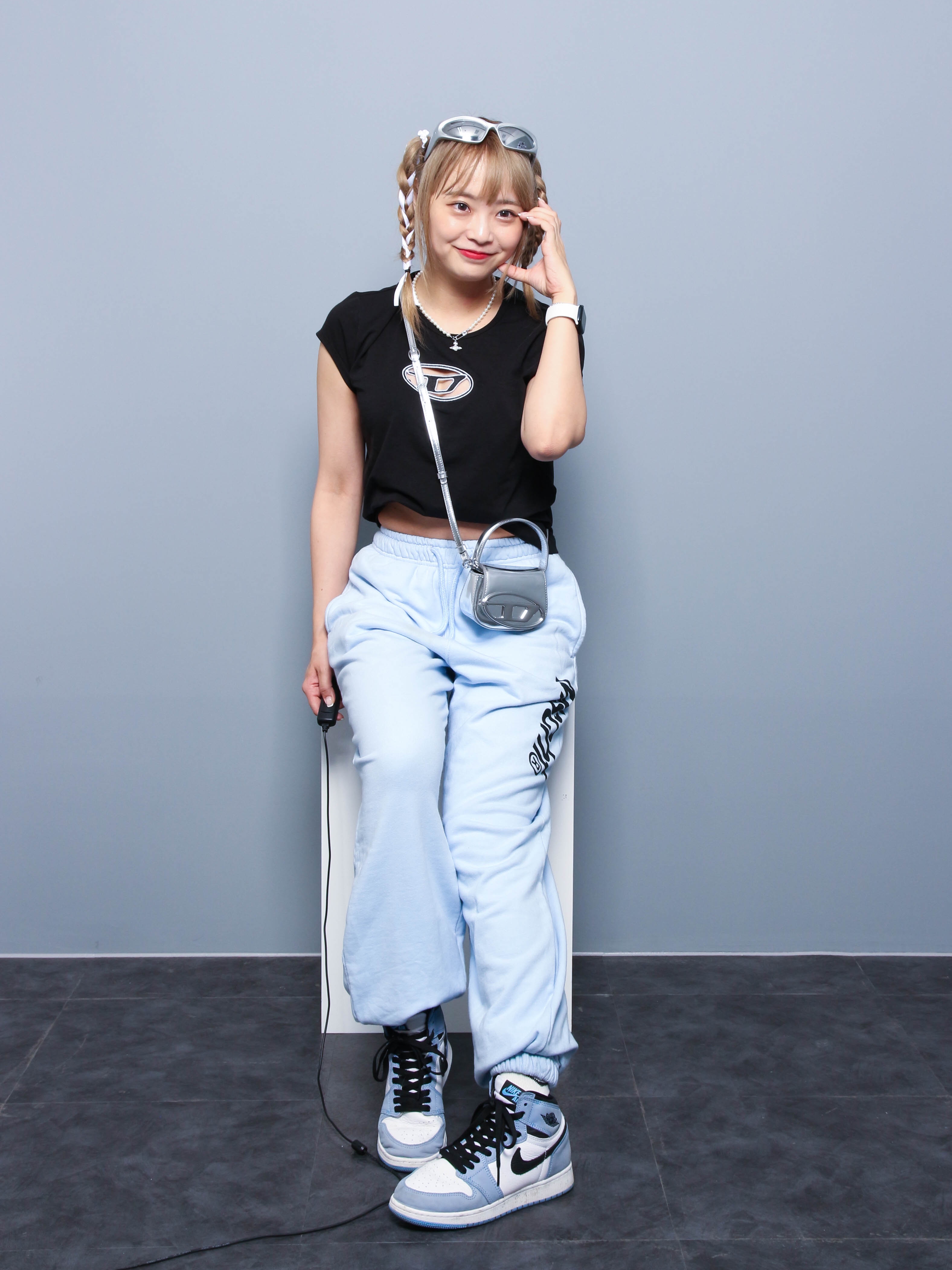 (W) Diesel T-Angie Peekaboo Logo T-Shirt Black, Diesel 1DR Mini Bag in Mirrored Leather Silver 착용 스타일 - 5