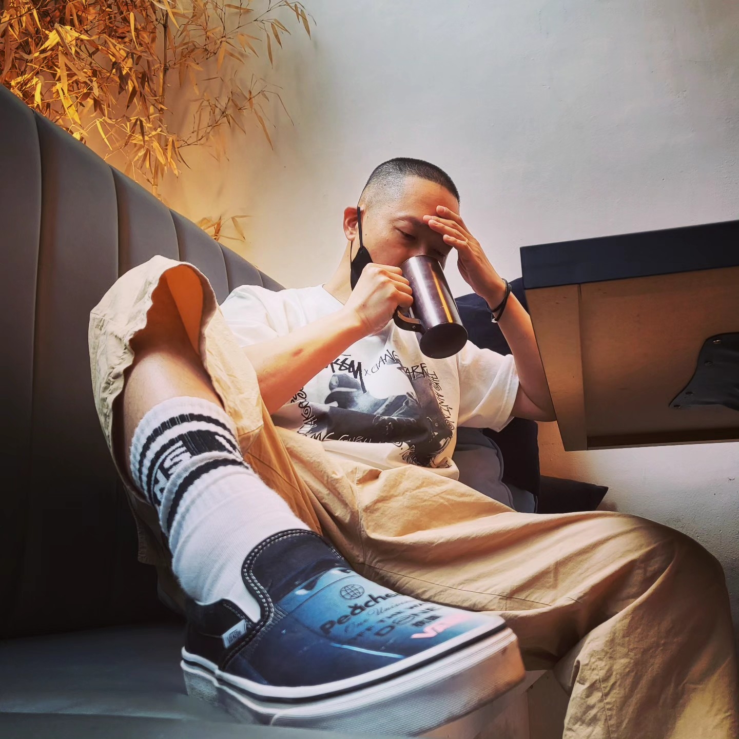 Vans x Peaches. Classic Slip-On Black True White, Stussy x Gang Starr Take It Personal T-Shirt White 착용 스타일 - 2