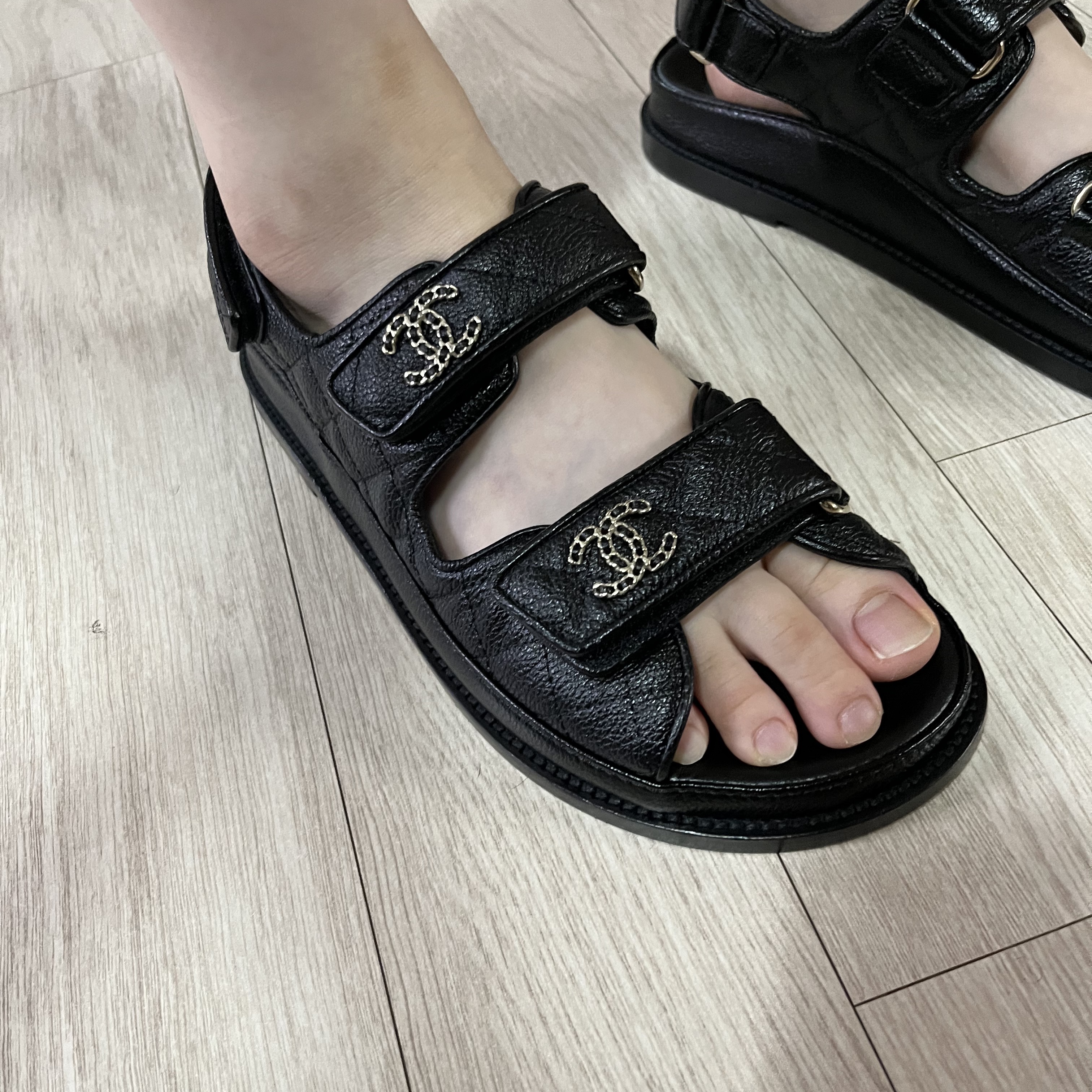 (W) Chanel Sandals Grained Calfskin & Black 착용 스타일 - 2