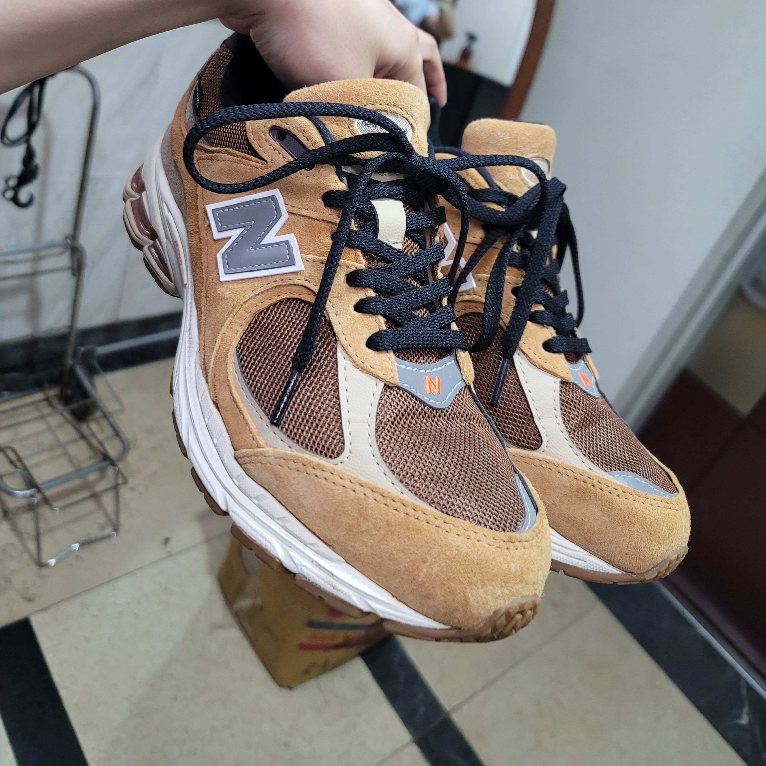 New Balance 2002R Gore-Tex Tobacco 착용 스타일