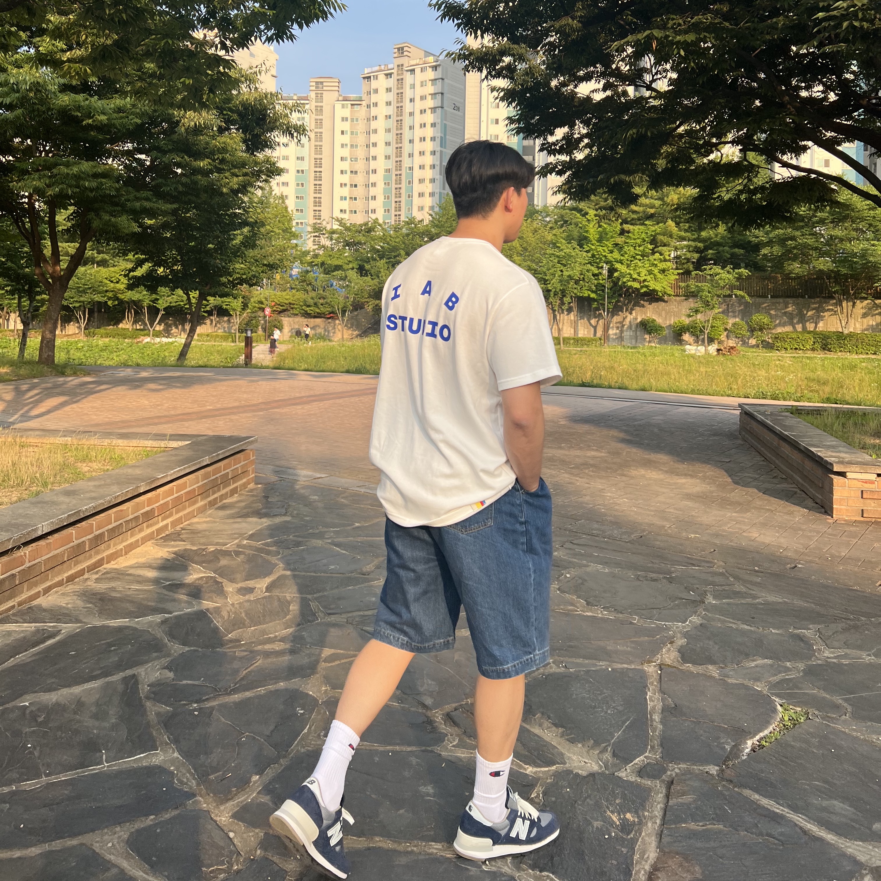 New Balance x Carhartt WIP 990v1 Made in USA Sculpture Center, IAB Studio 10th Anniversary T-Shirts Pack White & Black (2 Pack) 착용 스타일