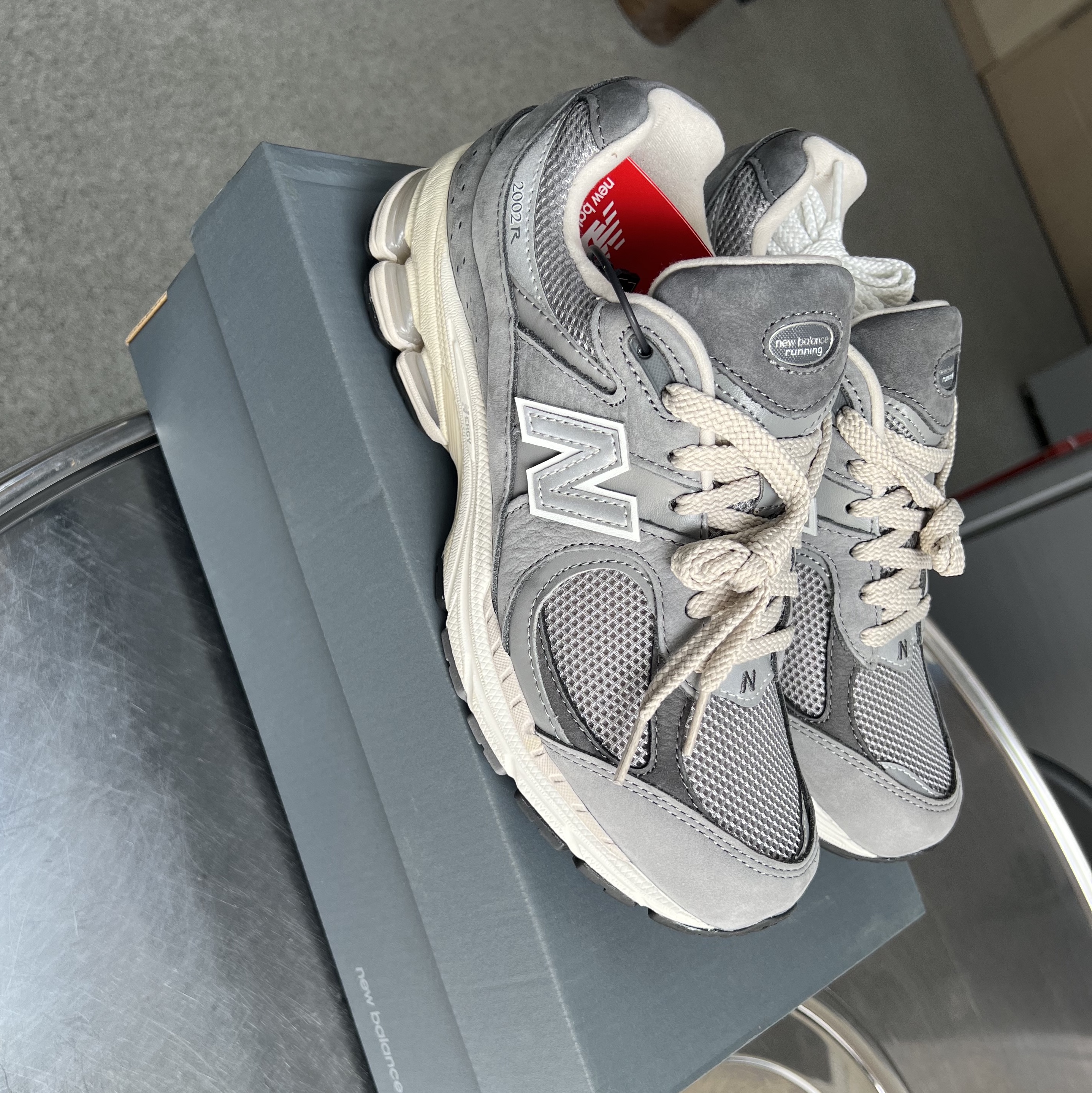 New Balance 2002R Premium Vintage Grey 착용 스타일