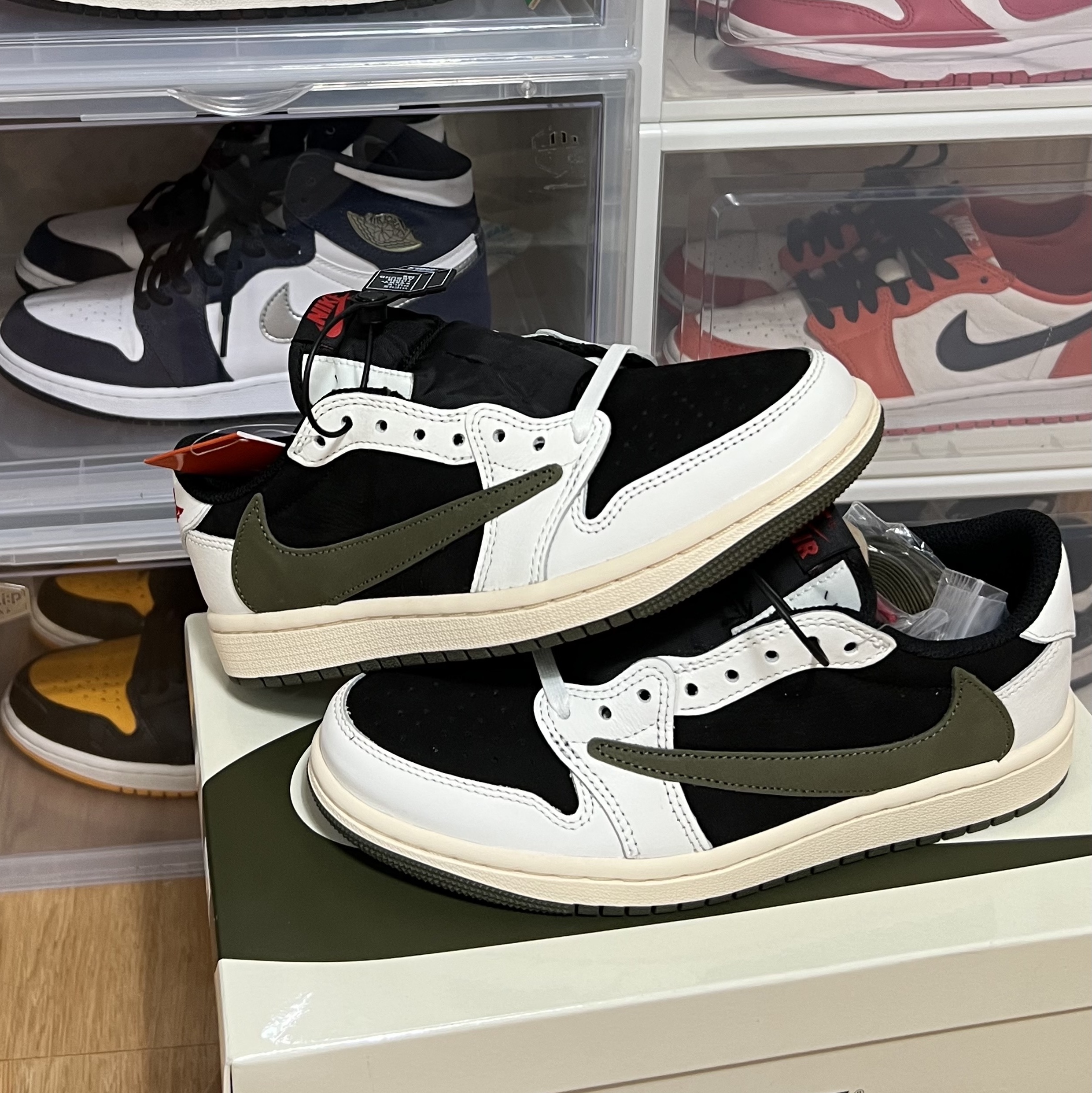 (W) Jordan 1 x Travis Scott Retro Low OG SP Medium Olive 착용 스타일 - 3