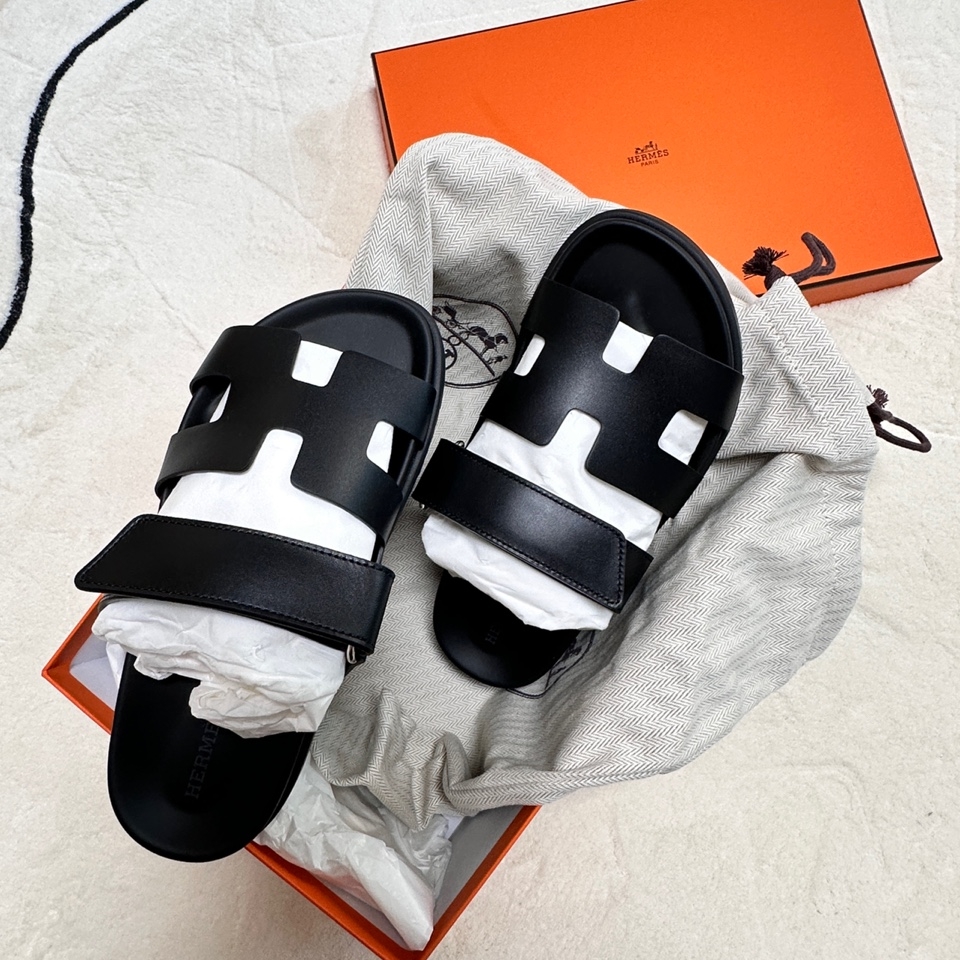 Hermes Chypre Sandal Calfskin & Noir 착용 스타일