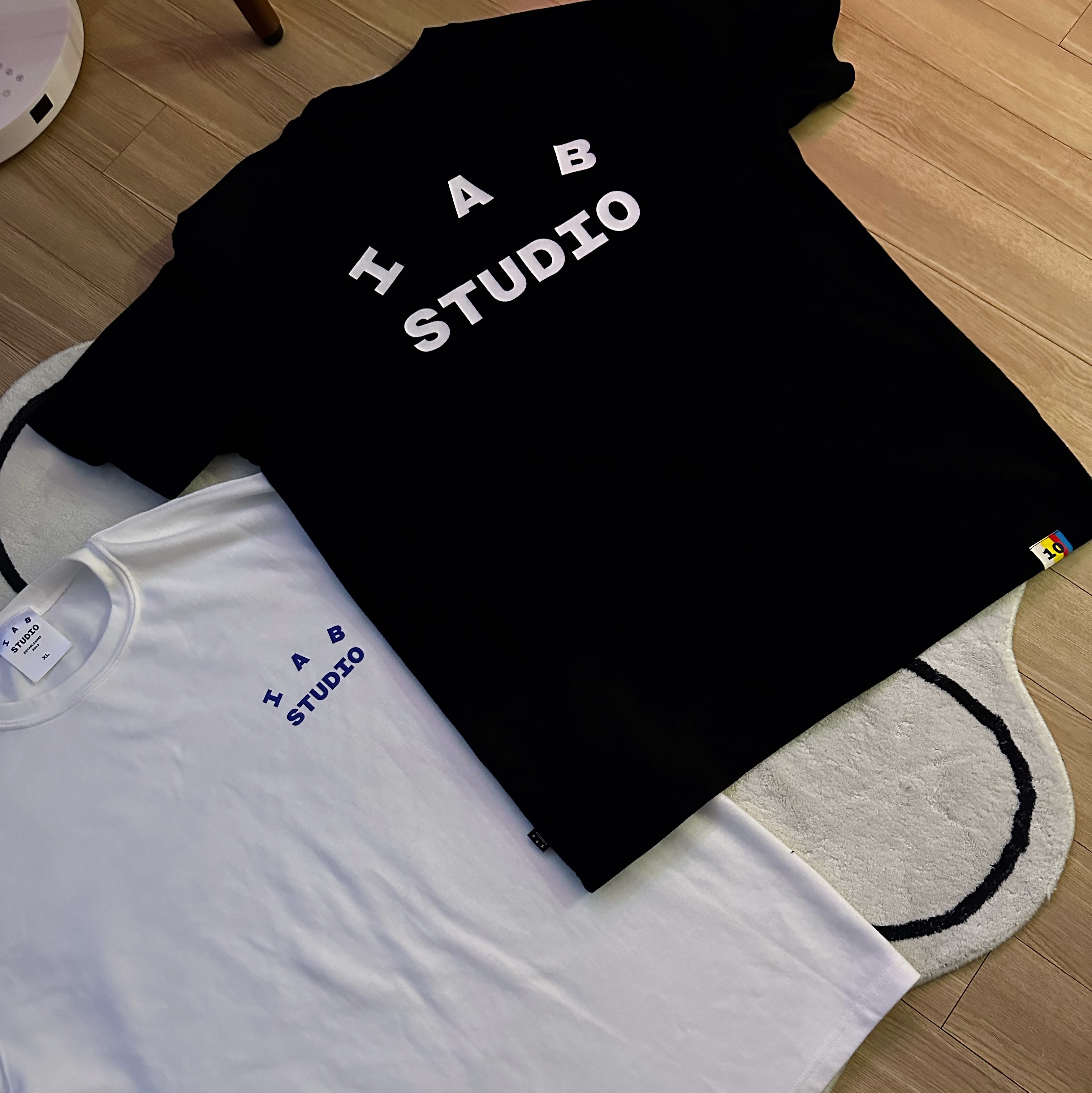 IAB Studio 10th Anniversary T-Shirts Pack White & Black (2 Pack) 착용 스타일