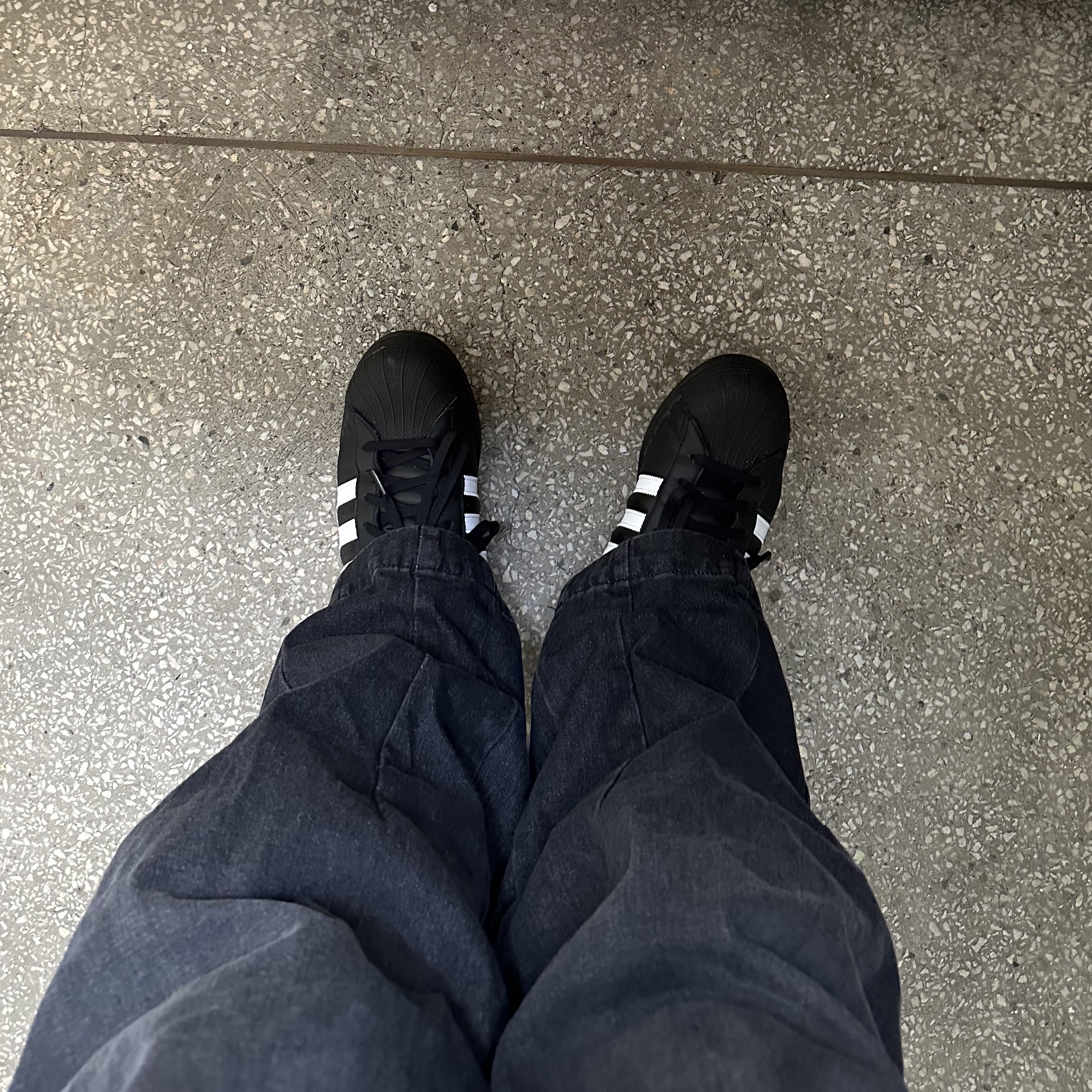 Adidas Superstar Core Black White 착용 스타일