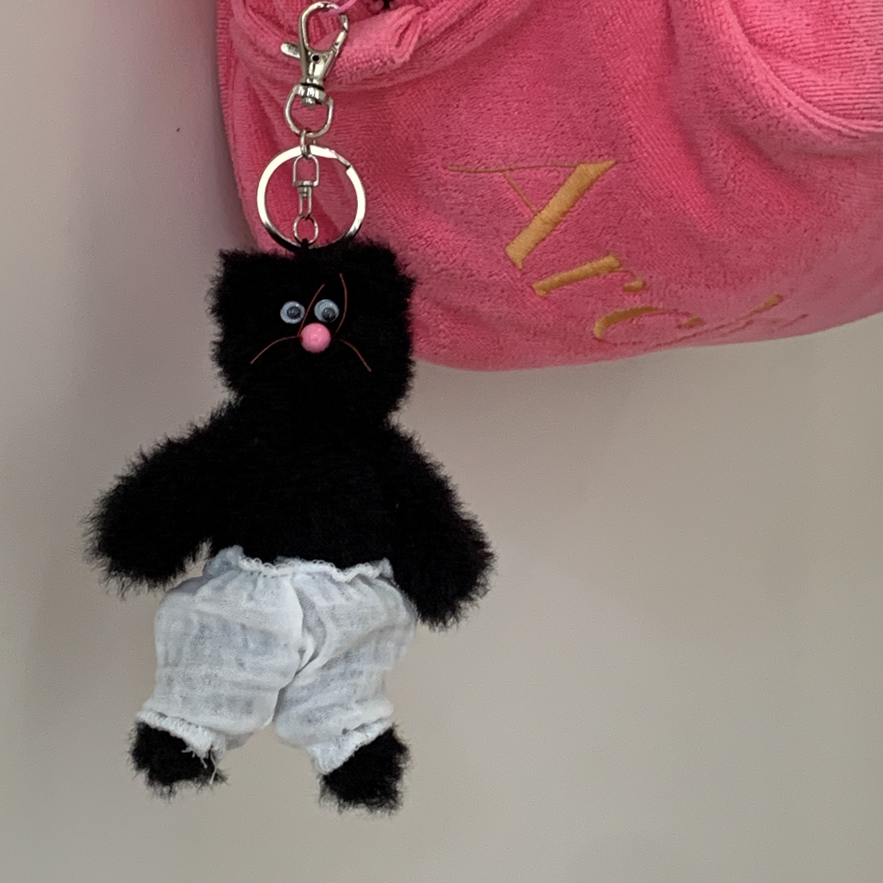[KREAM 단독] Monamhee Beulpingi Keyring with White Pants Black 착용 스타일 - 2