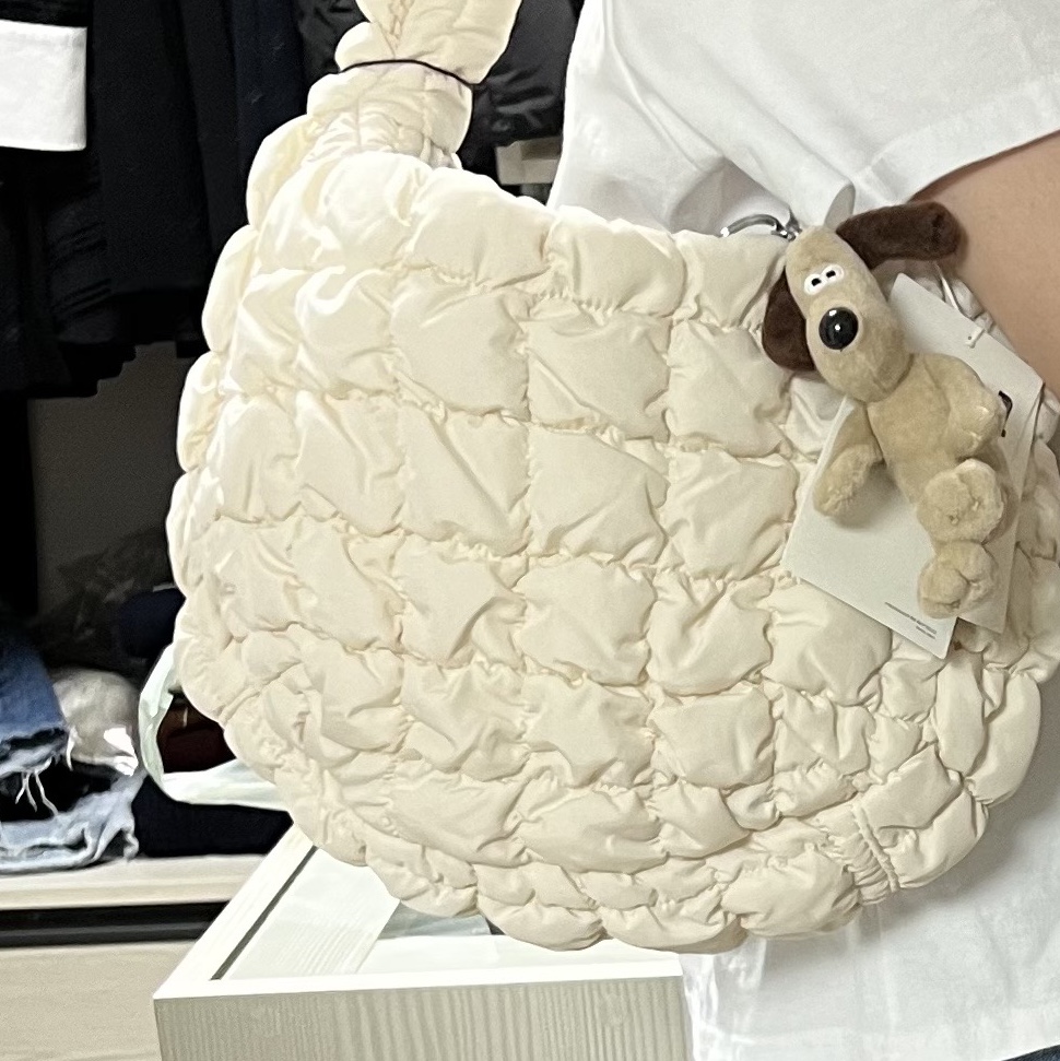 COS Quilted Mini Bag Cream 착용 스타일