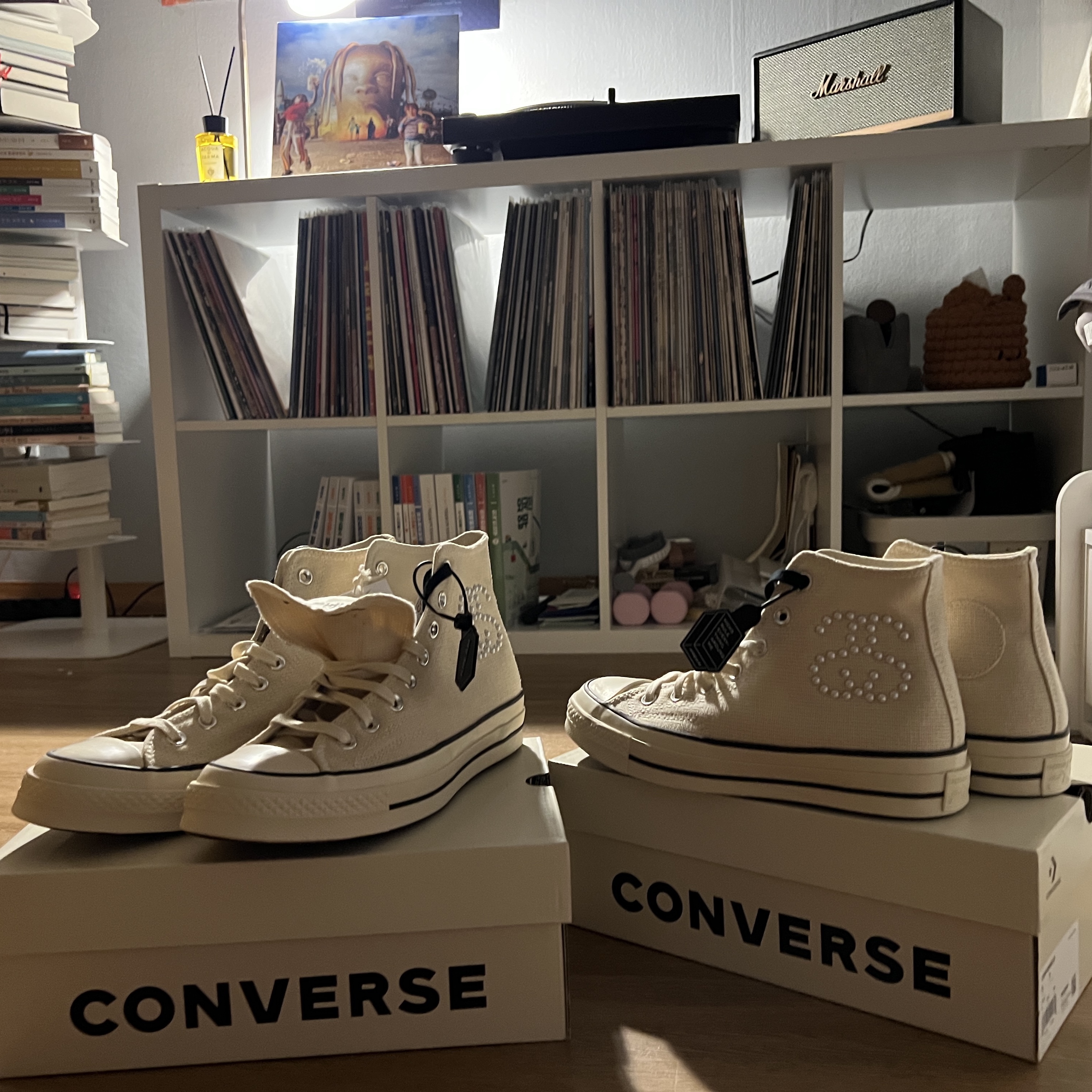 Converse x Stussy Chuck 70 High Natural Ivory, Supreme Fat Tip Jacquard Denim Camp Cap Blue - 22SS 착용 스타일 - 3