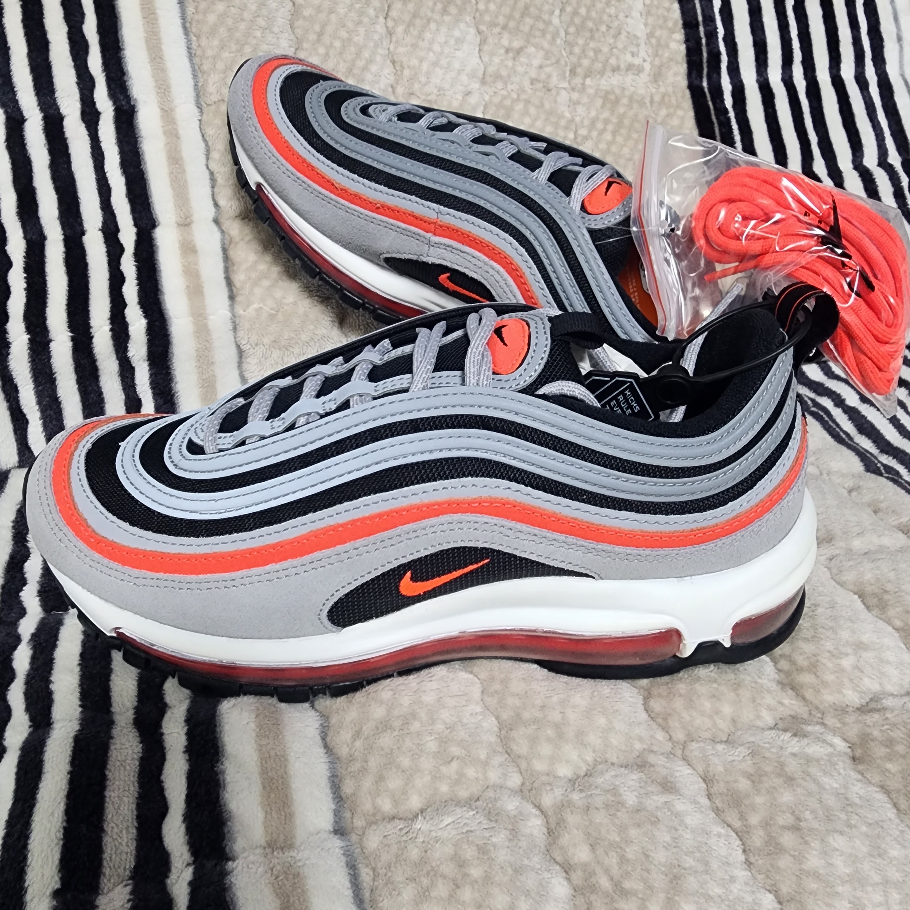 Nike Air Max 97 Wolf Grey Radiant Red 착용 스타일 - 2