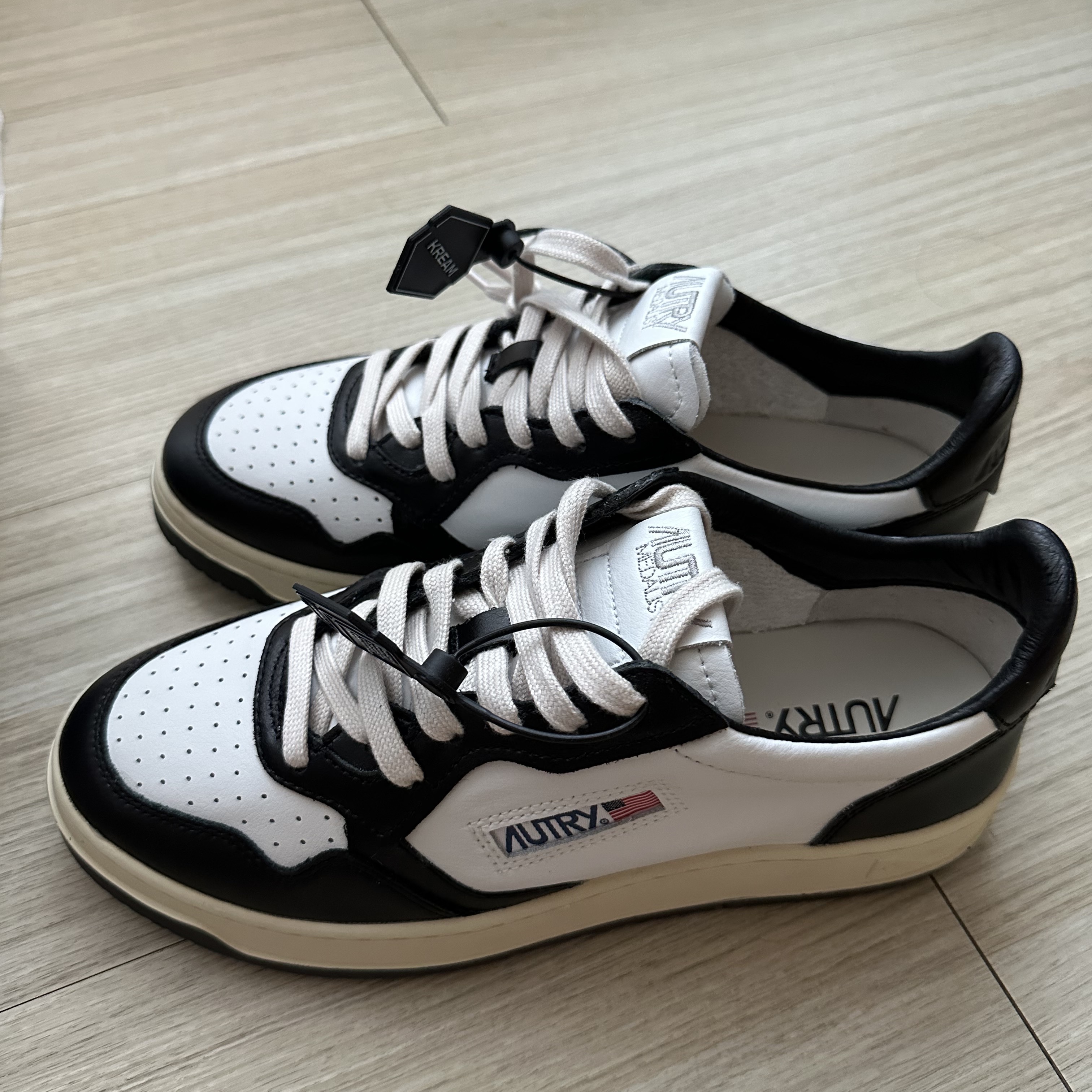 Autry Medalist Low Leather Sneakers Black White 착용 스타일 - 3