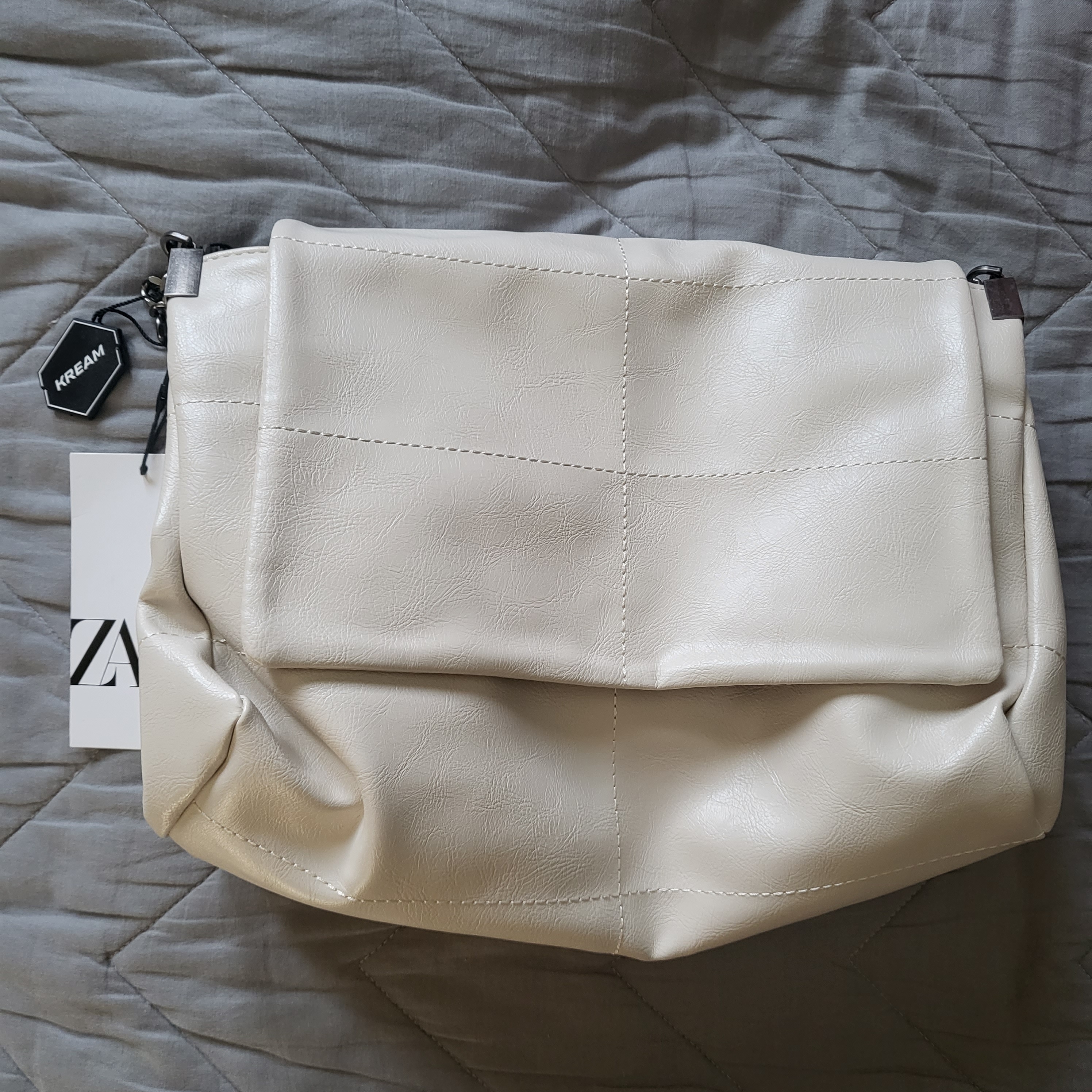 Zara Rock Flap Shoulder Bag Ecru 착용 스타일