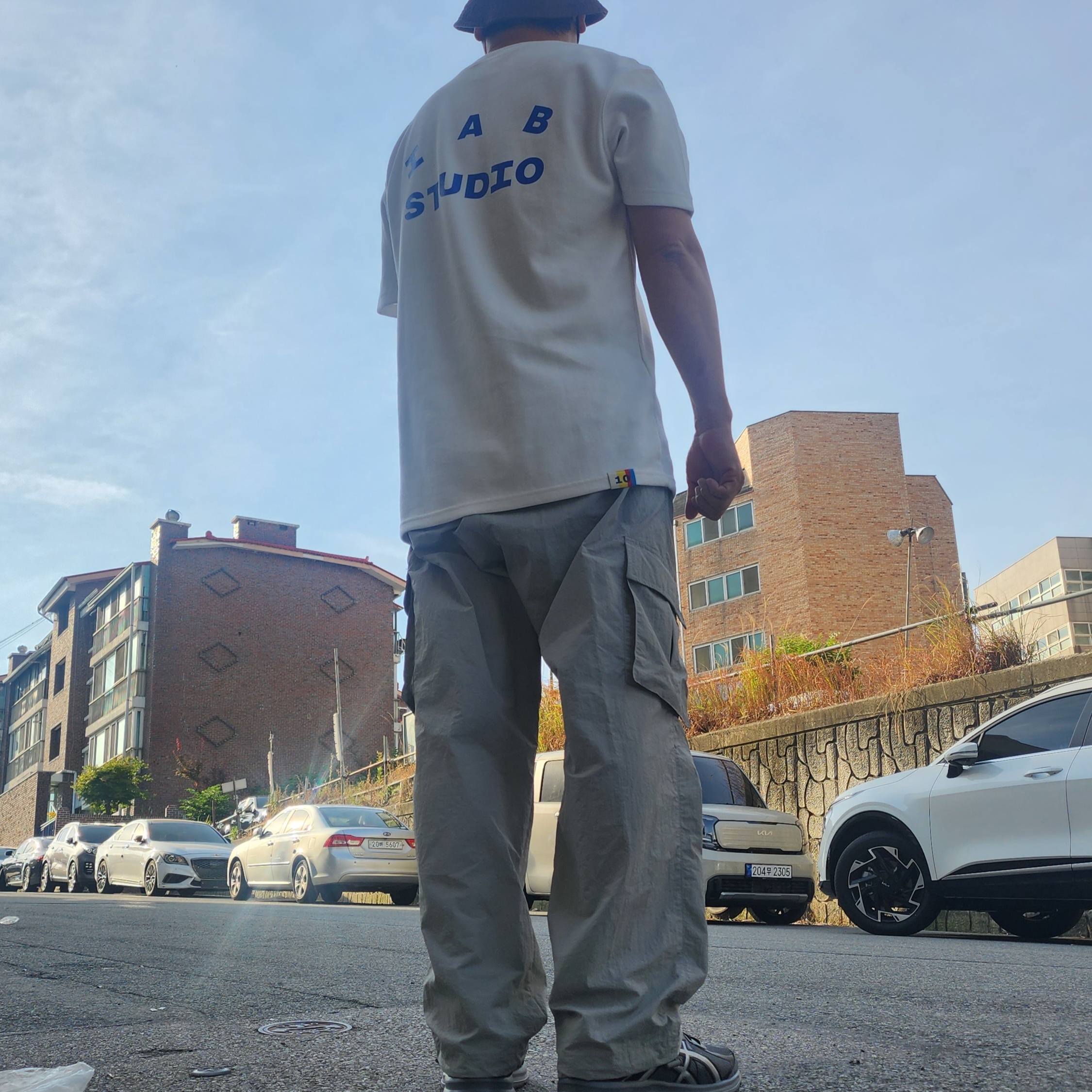 Nike NSW Futura Washed Bucket Hat Earth, IAB Studio 10th Anniversary T-Shirts Pack White & Black (2 Pack) 착용 스타일 - 3