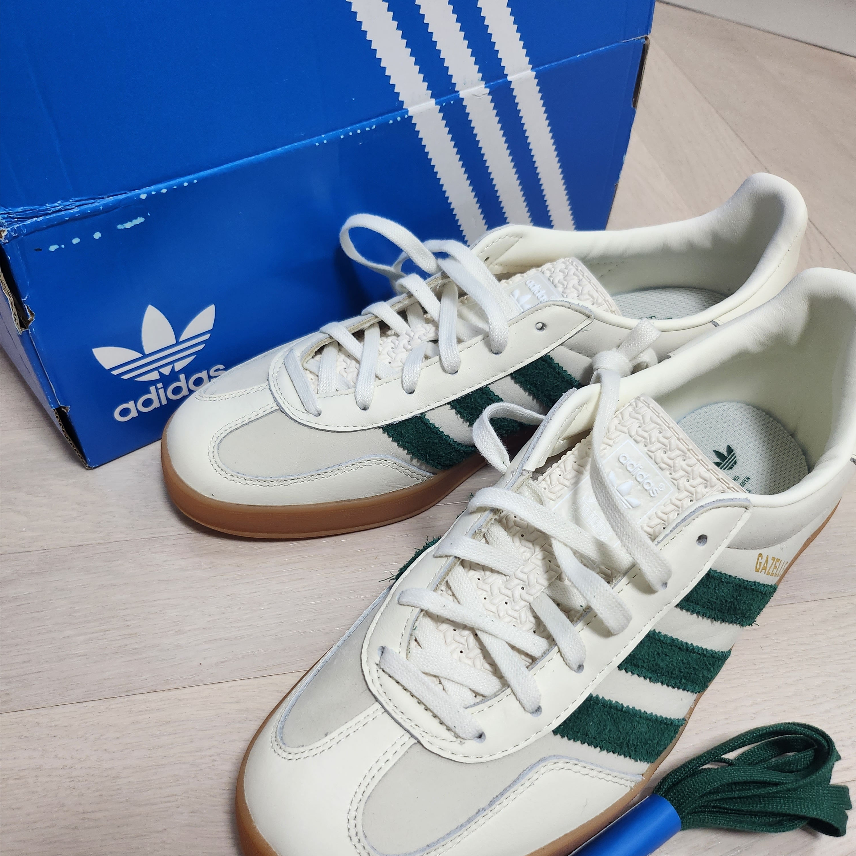 Adidas x Emmi Gazelle Indoor Off White Dark Green 착용 스타일