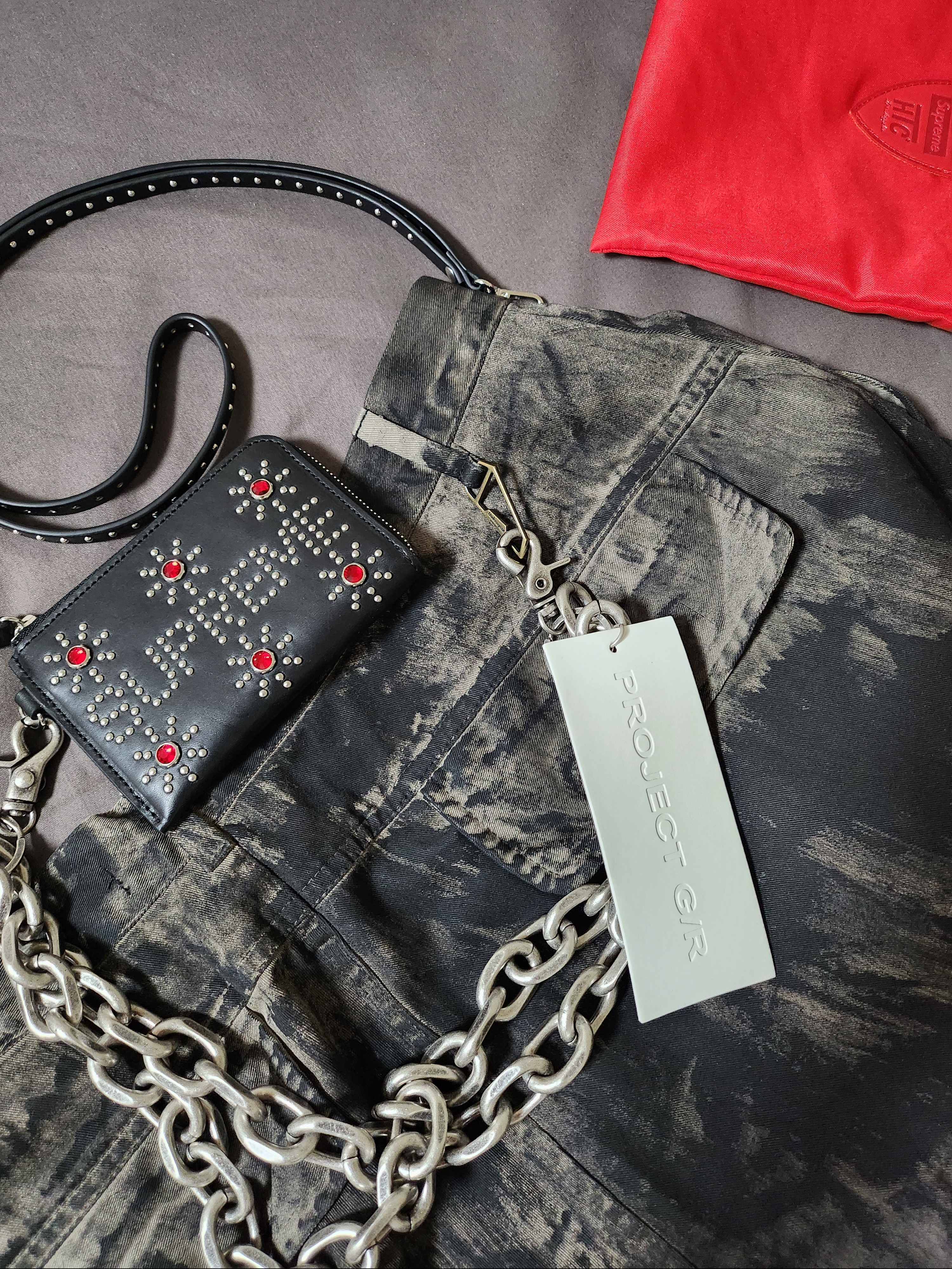 Supreme x Hollywood Trading Company Studded Wallet Black - 23SS, Project G/R Factory Keychain Silver 착용 스타일