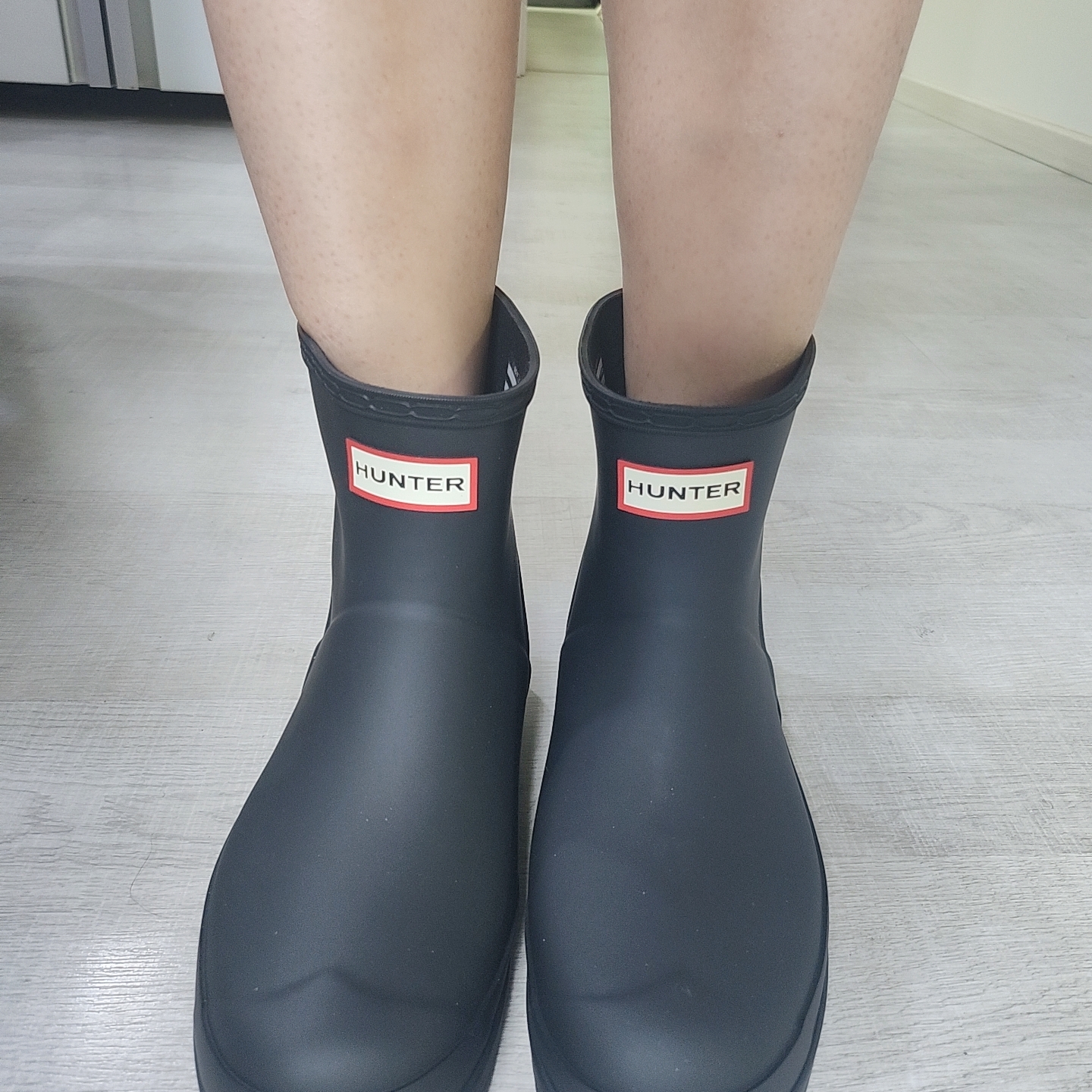(W) Hunter Play Short Rain Boots Black 착용 스타일 - 2