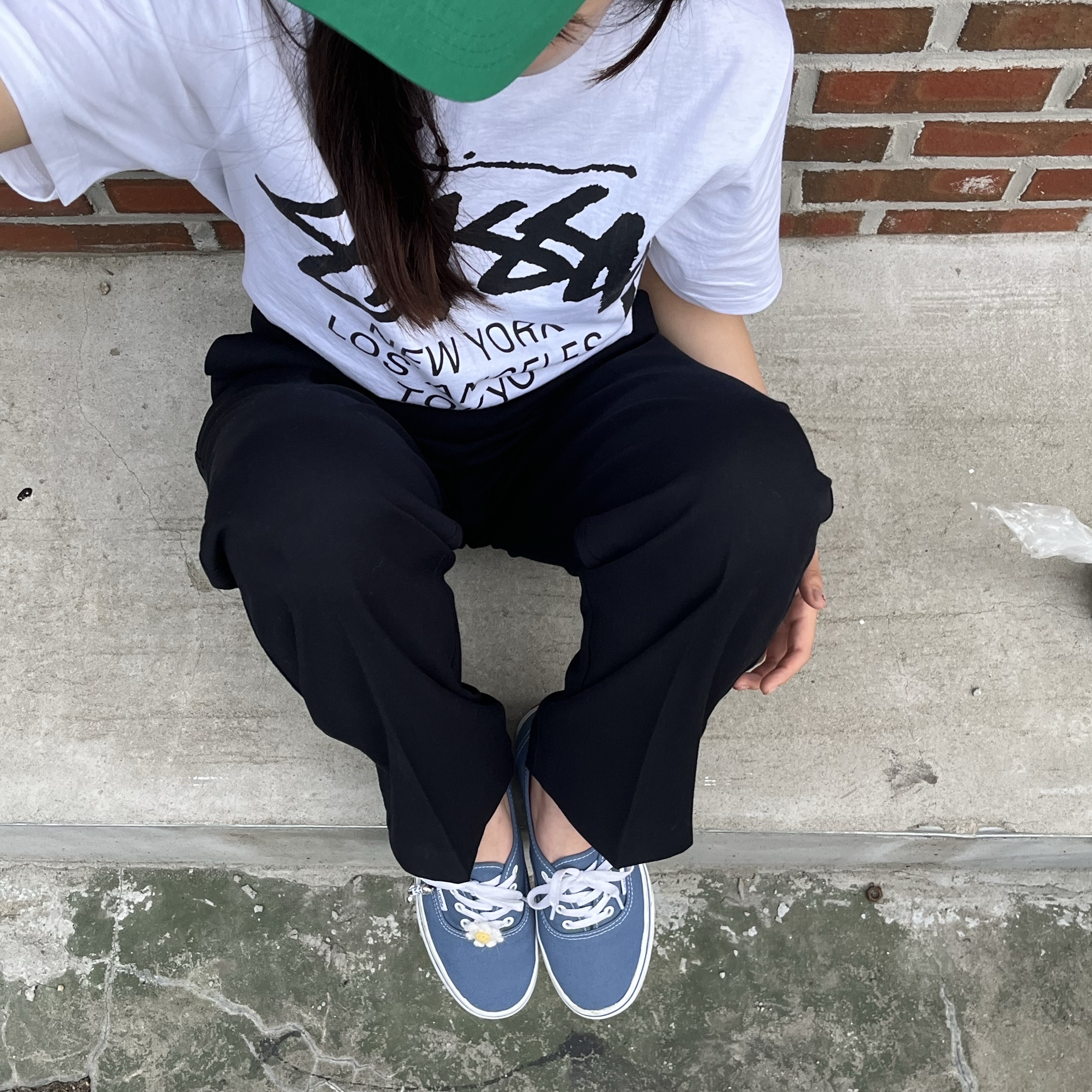 Stussy World Tour T-Shirt White 2023, Vans Authentic Navy 착용 스타일 - 2