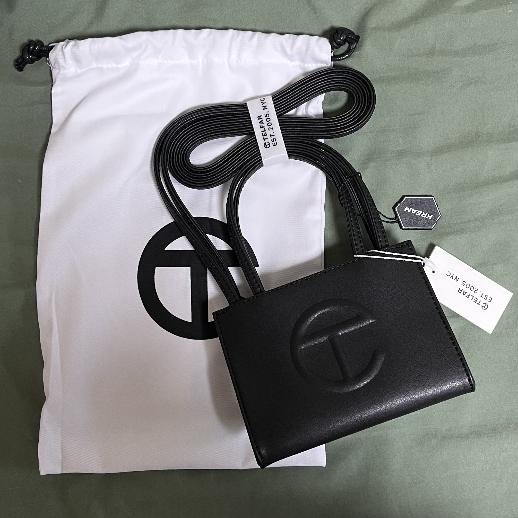 Telfar Small Shopping Bag Black 착용 스타일
