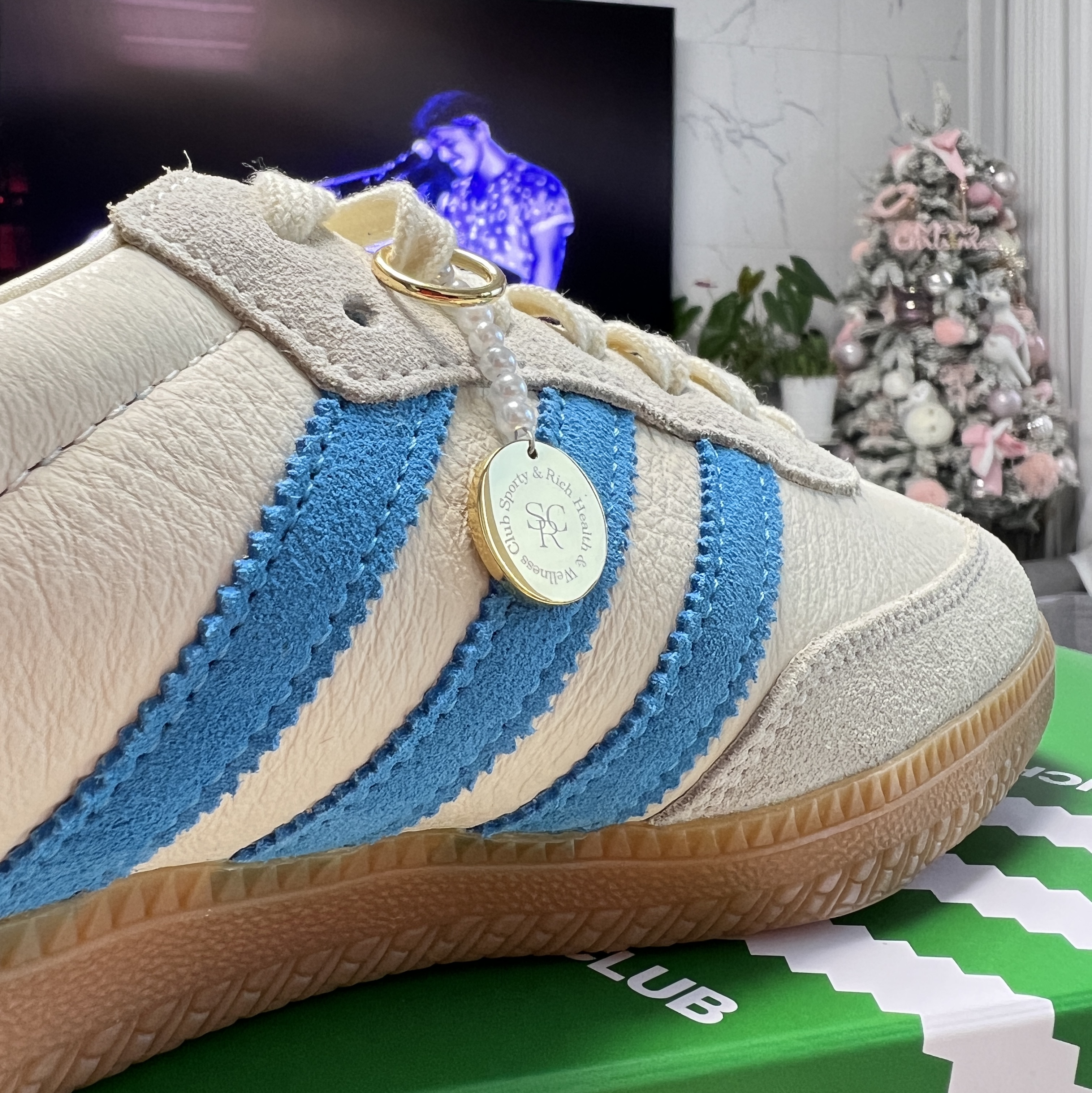 Adidas x Sporty & Rich Samba Cream Blue 착용 스타일 - 2