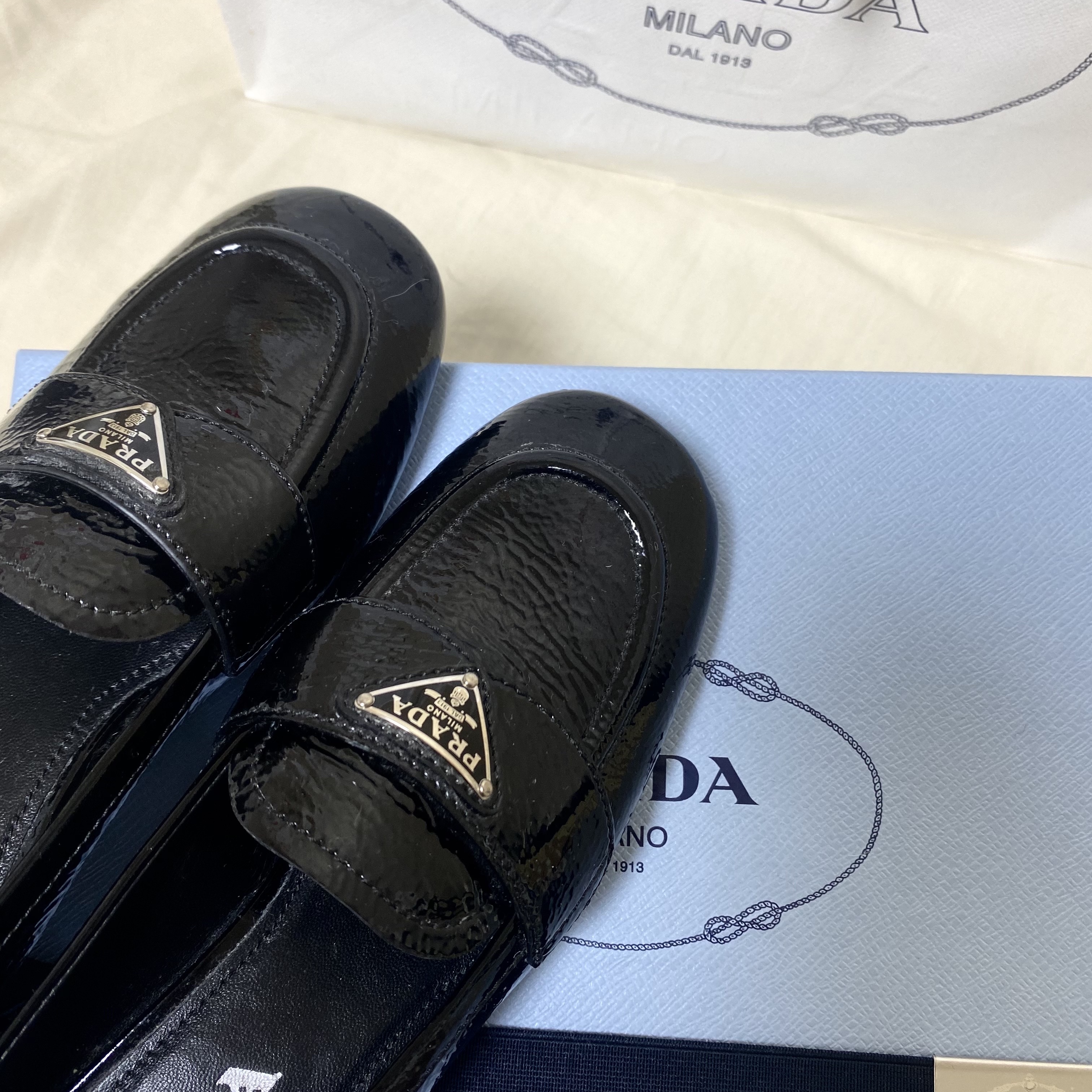 (W) Prada Patent Leather Loafers Black 착용 스타일 - 3