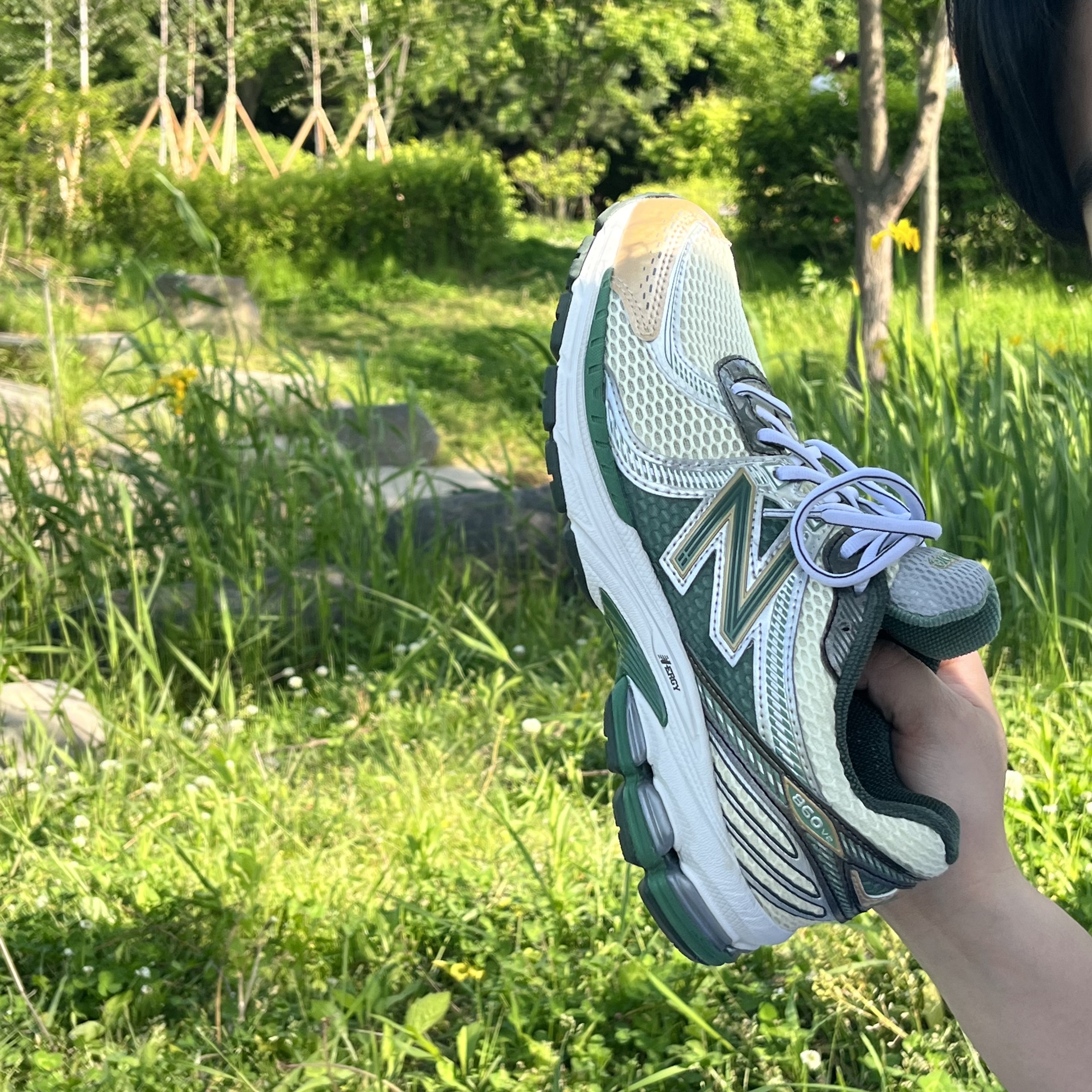 New Balance x Aime Leon Dore 860v2 Green, IAB Studio T-Shirt White Light Green 착용 스타일 - 2