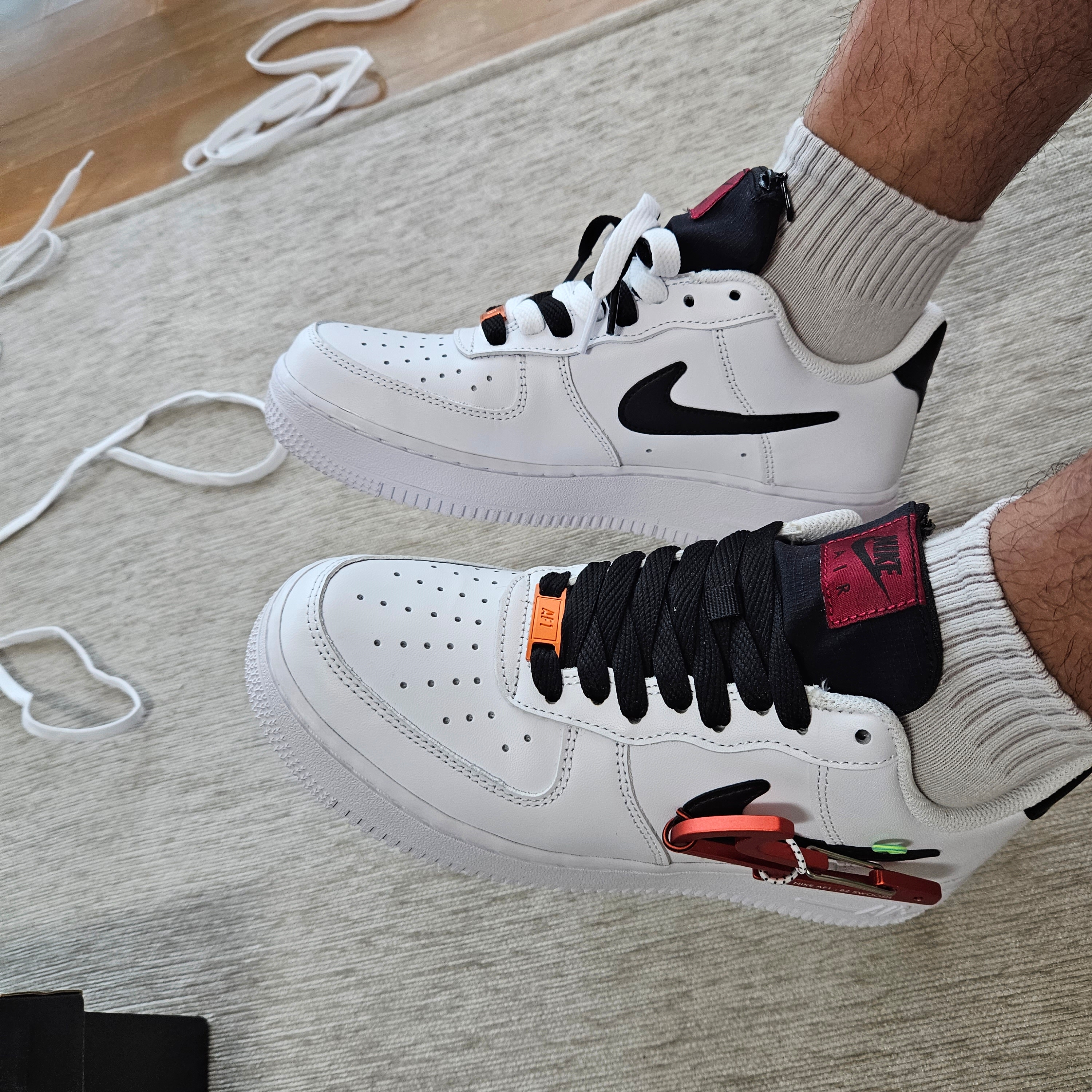 Nike Air Force 1 '07 PRM Carabiner Red 착용 스타일 - 1