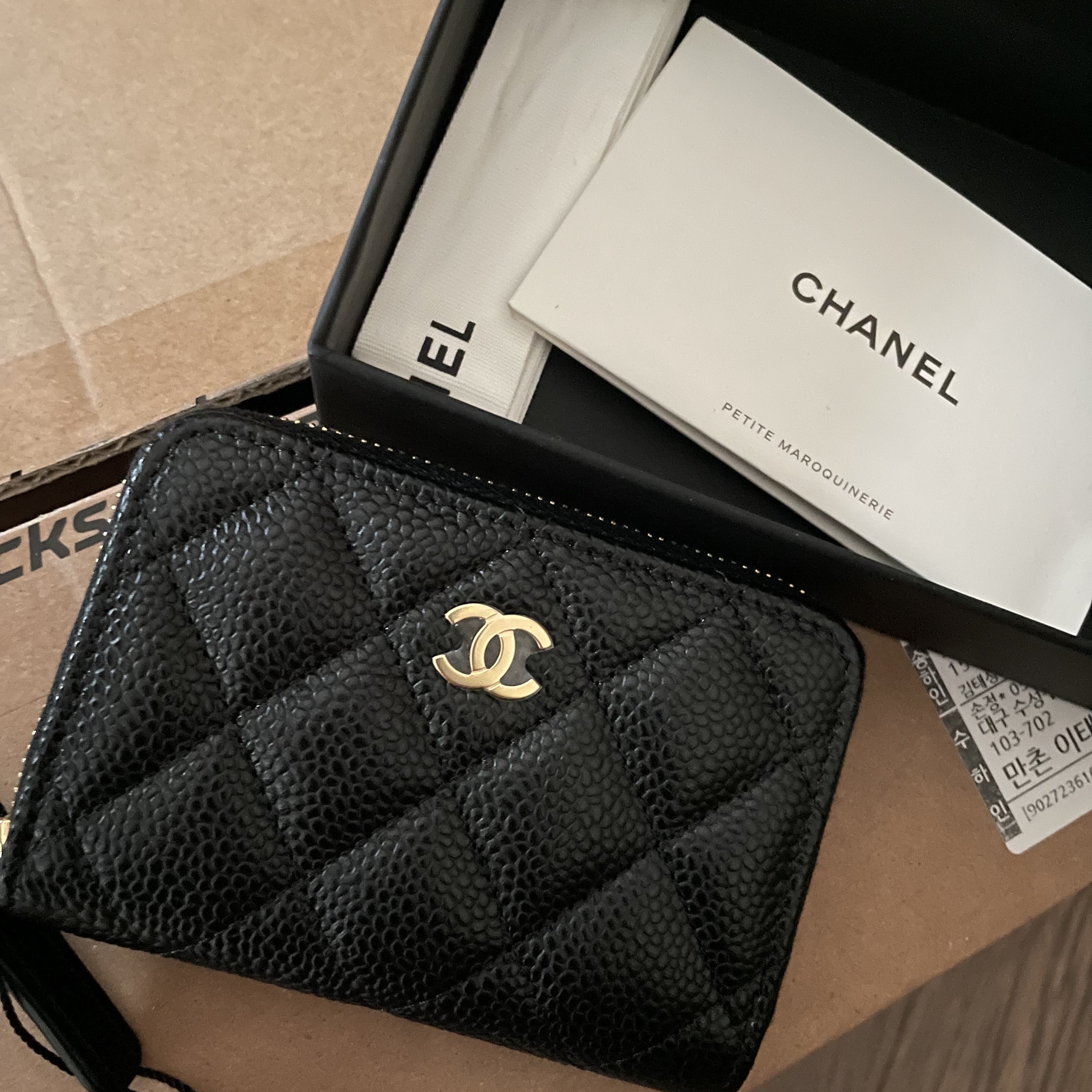 Chanel Classic Zipped Coin Purse Grained Calfskin & Gold Black 착용 스타일 - 2