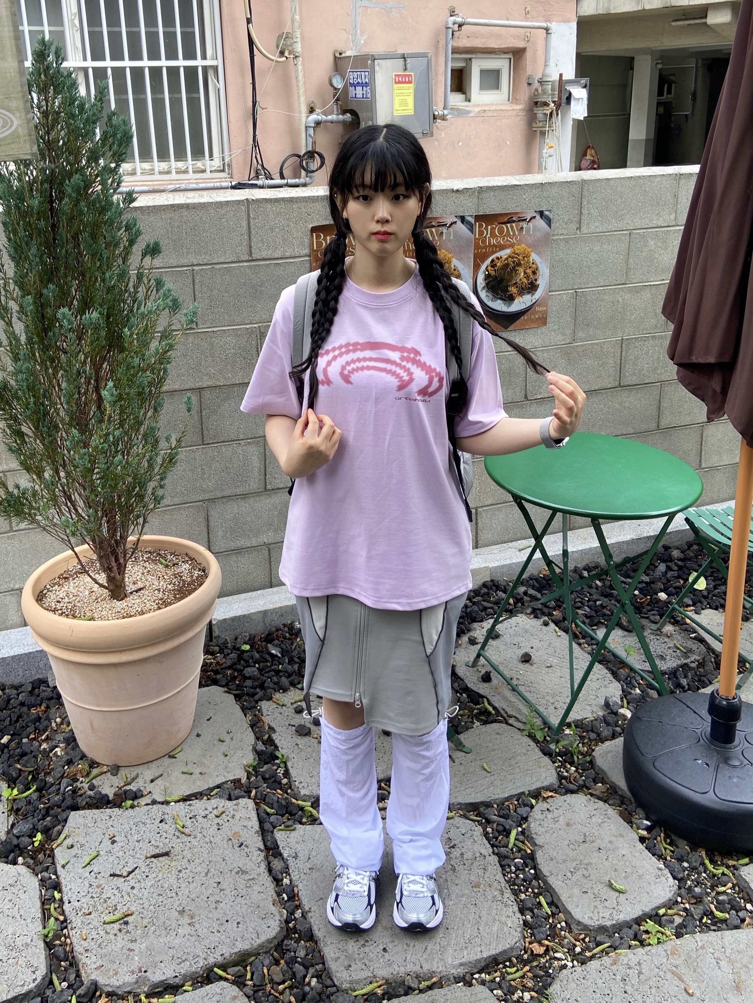Art of Field Unbalanced Midi Skirt Light Gray, Art of Field Big Symbol Short Sleeve T-Shirt Pink 착용 스타일 - 4