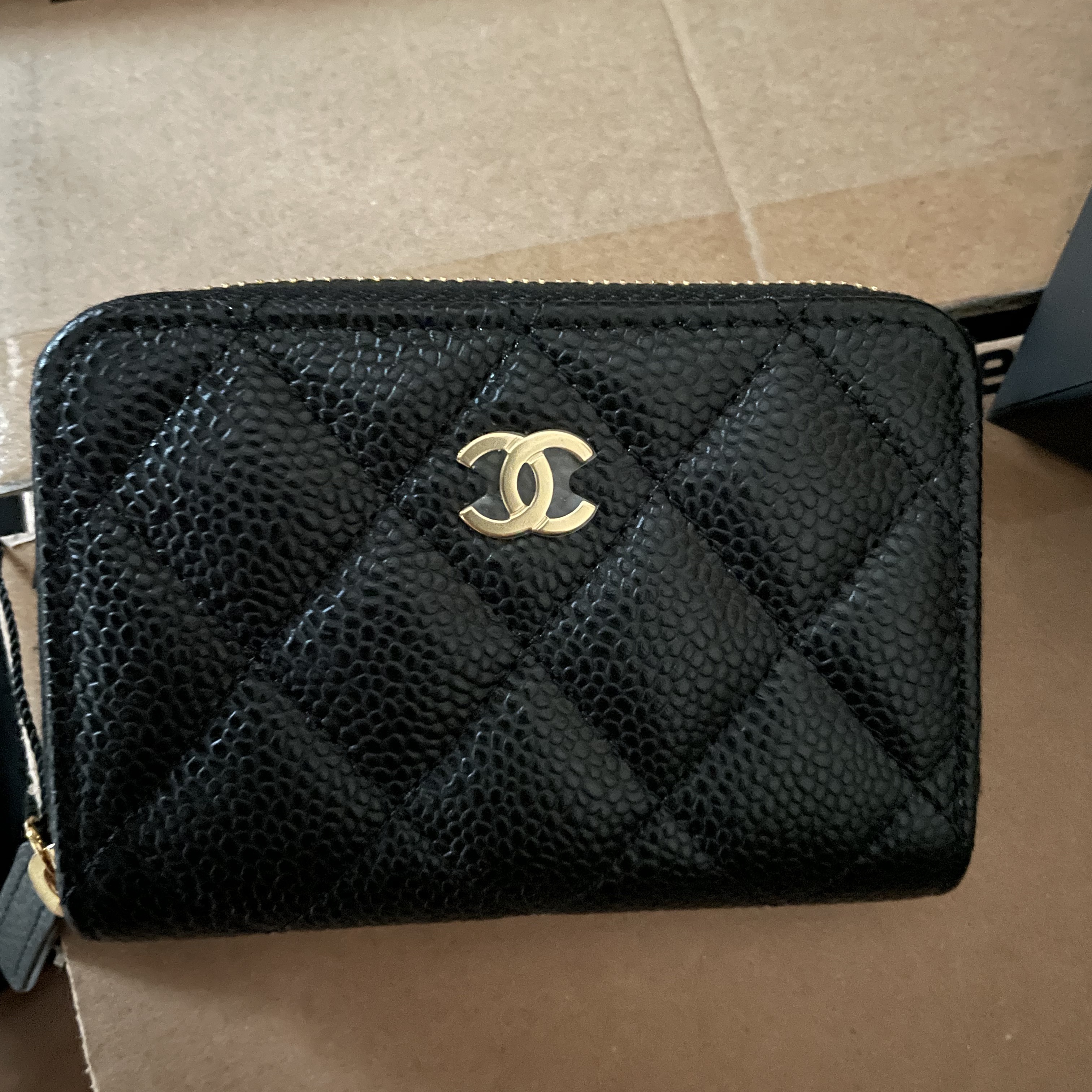 Chanel Classic Zipped Coin Purse Grained Calfskin & Gold Black 착용 스타일 - 3