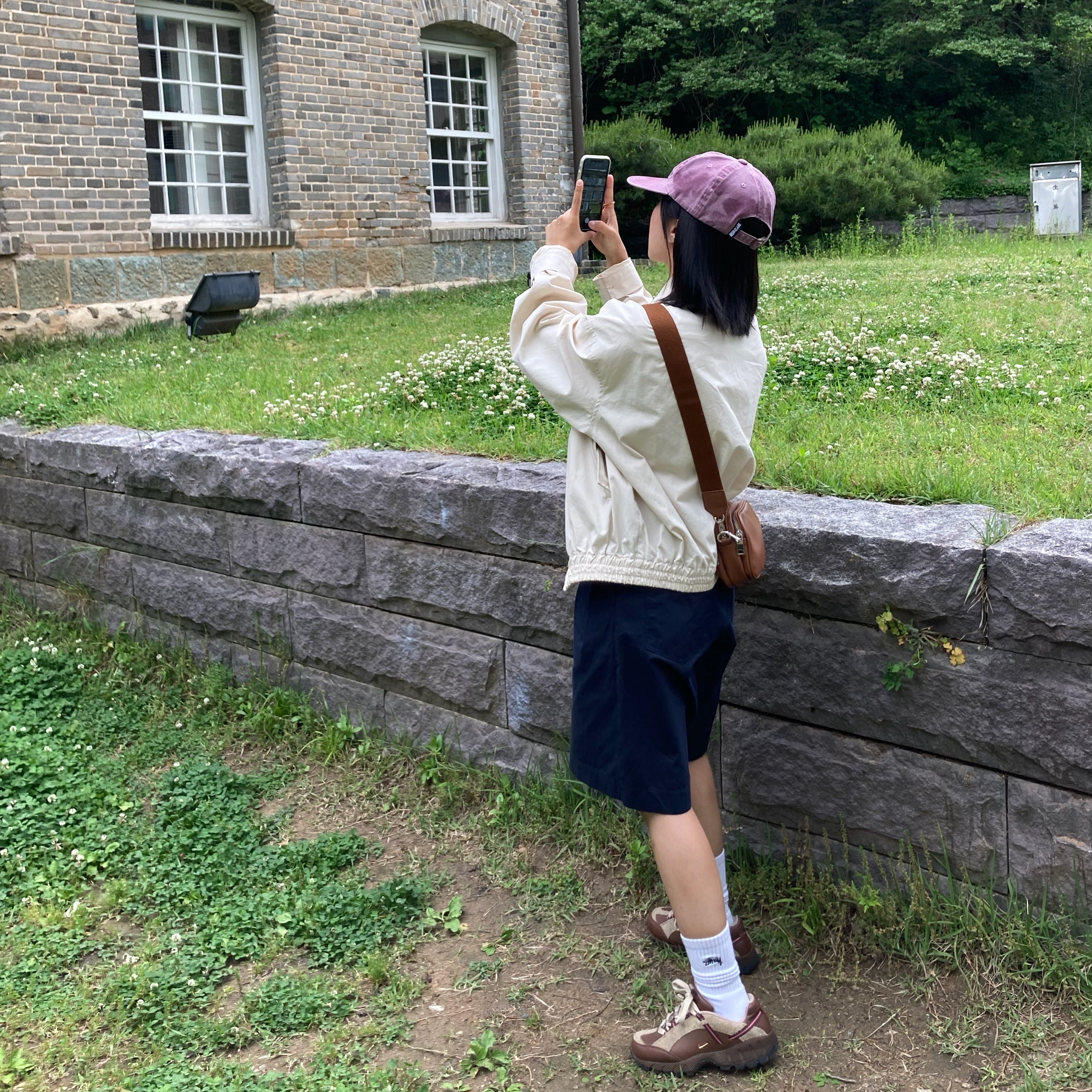 Nike x Jacquemus Air Humara LX Ale Brown and Gold 착용 스타일 - 2