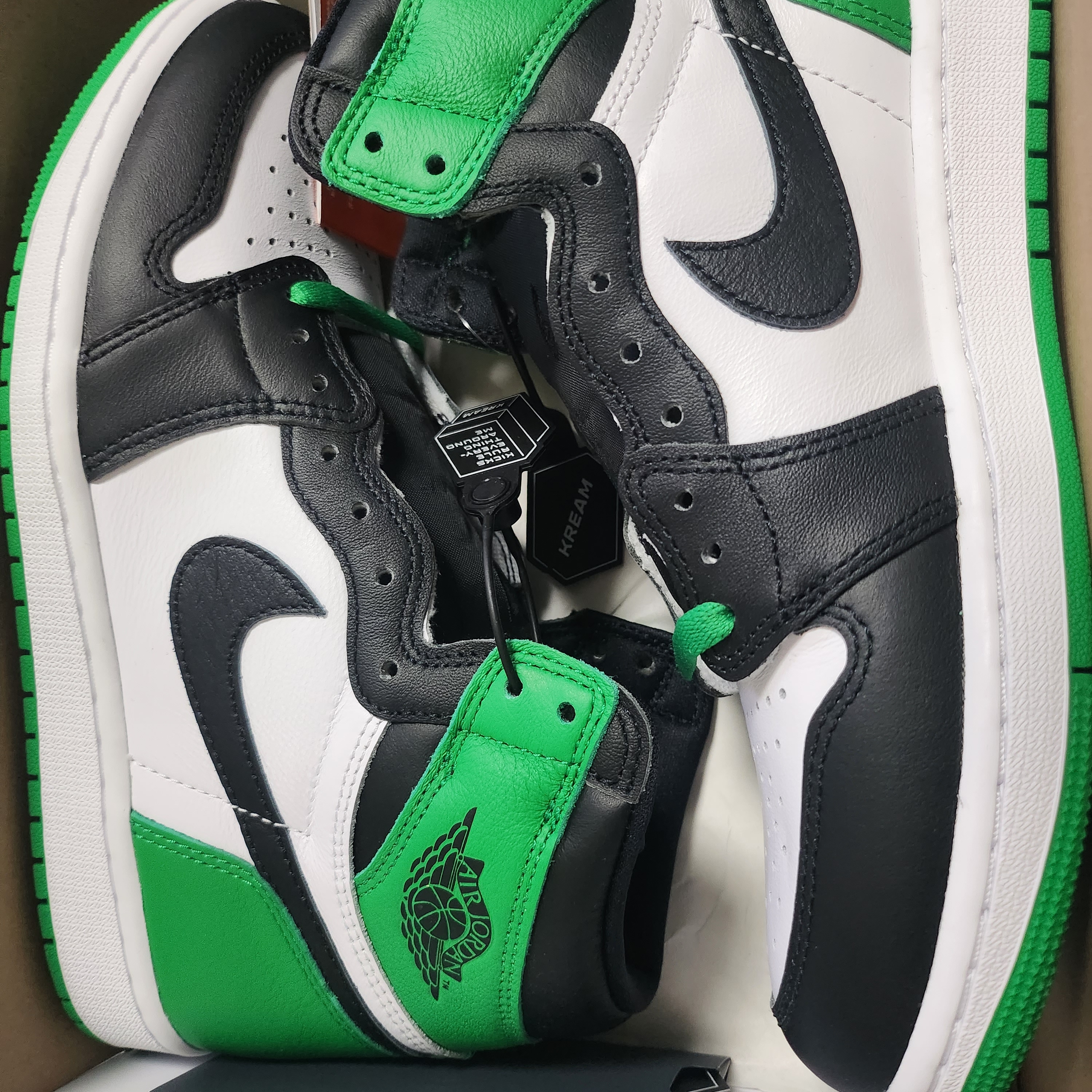 Jordan 1 Retro High OG Black and Lucky Green 착용 스타일 - 2