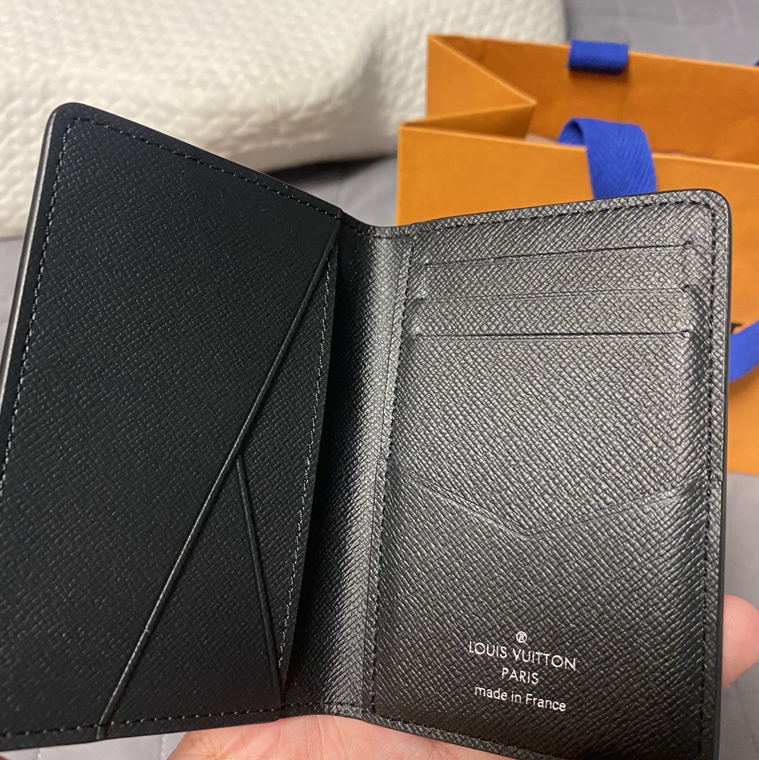 Louis Vuitton Pocket Organizer Taiga Black 착용 스타일 - 2