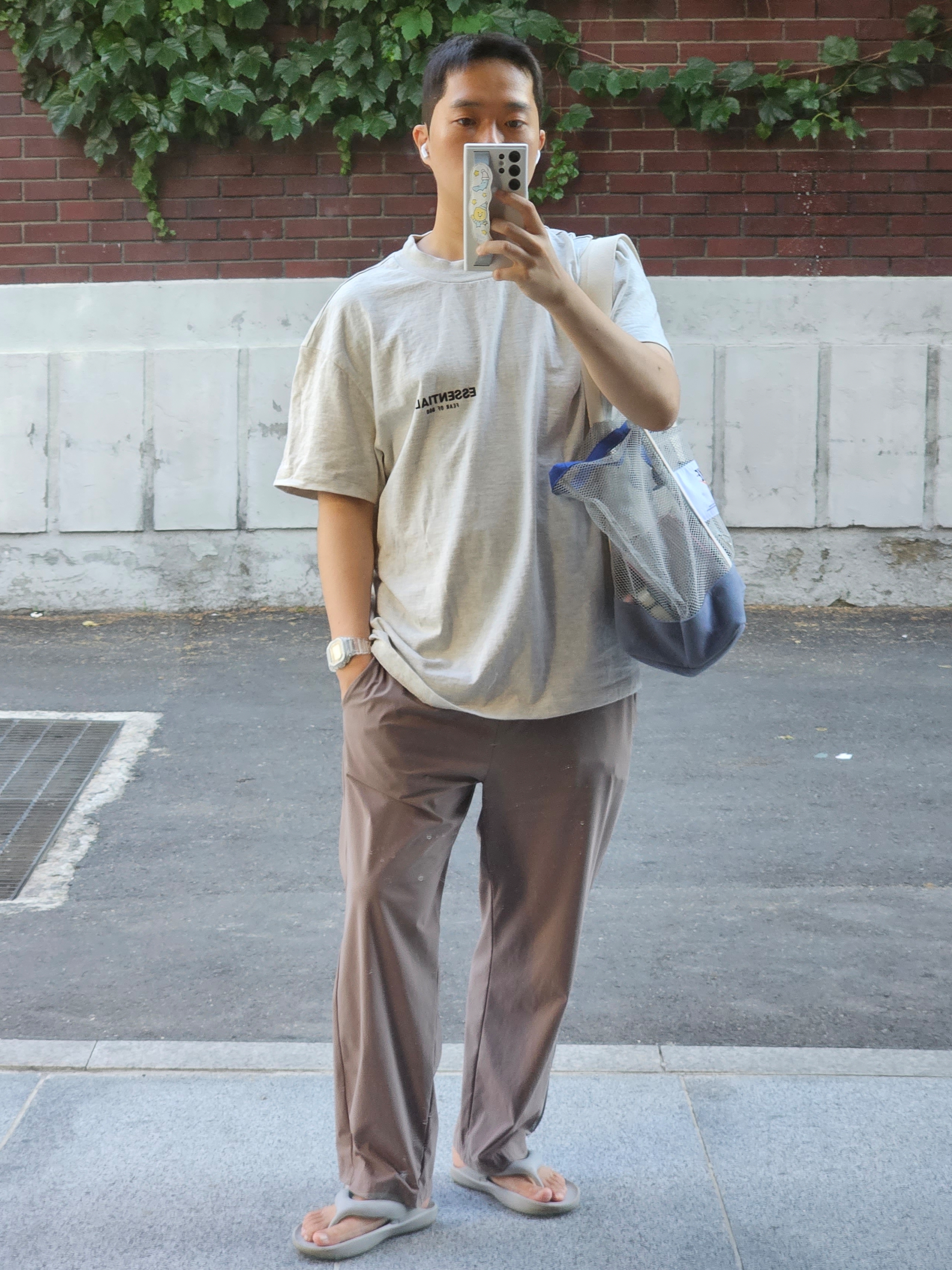 Nike Member Days Summer Mesh Bag, Essentials The Core Collection T-Shirt Light Oatmeal 착용 스타일