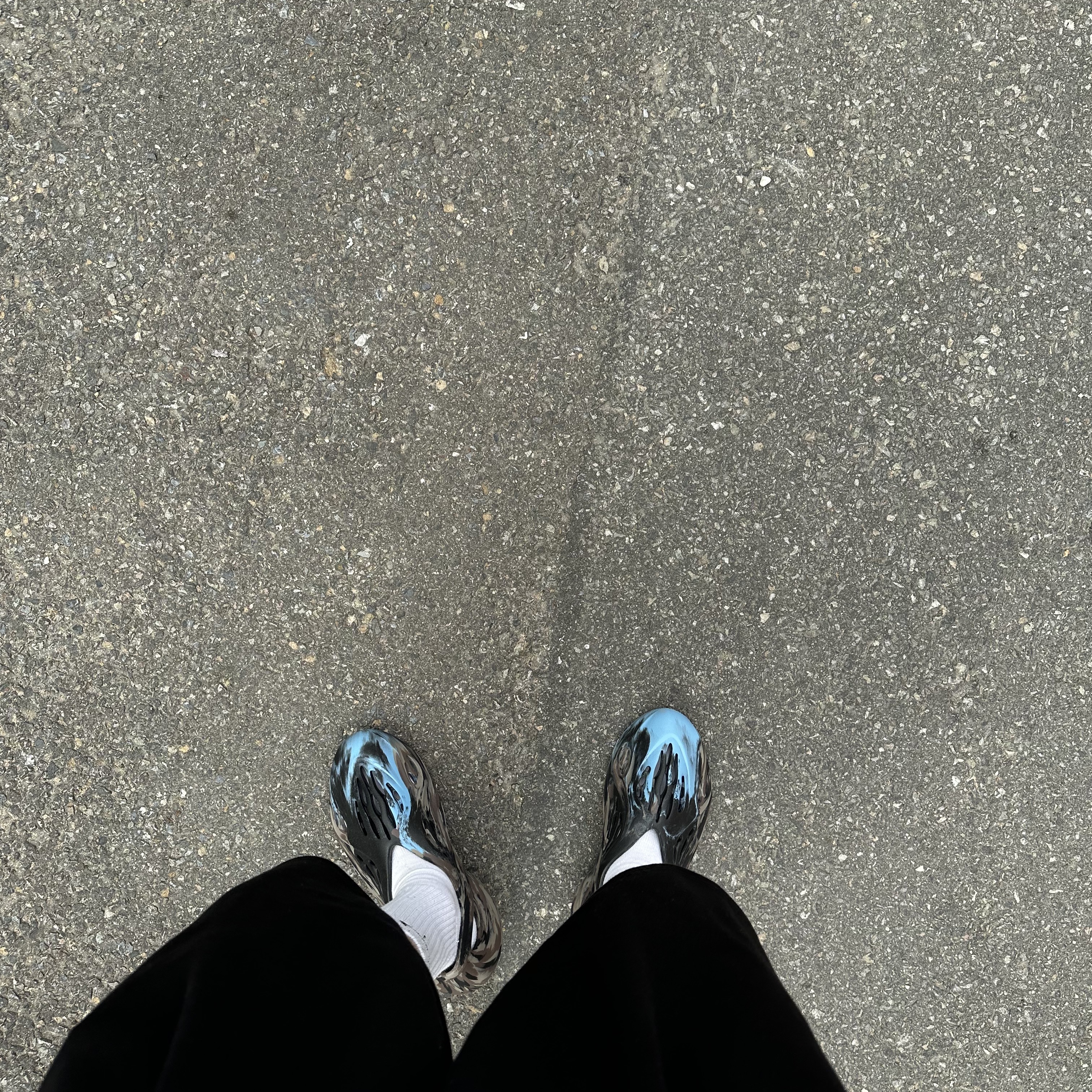 Adidas Yeezy Foam RNNR MX Cinder 착용 스타일