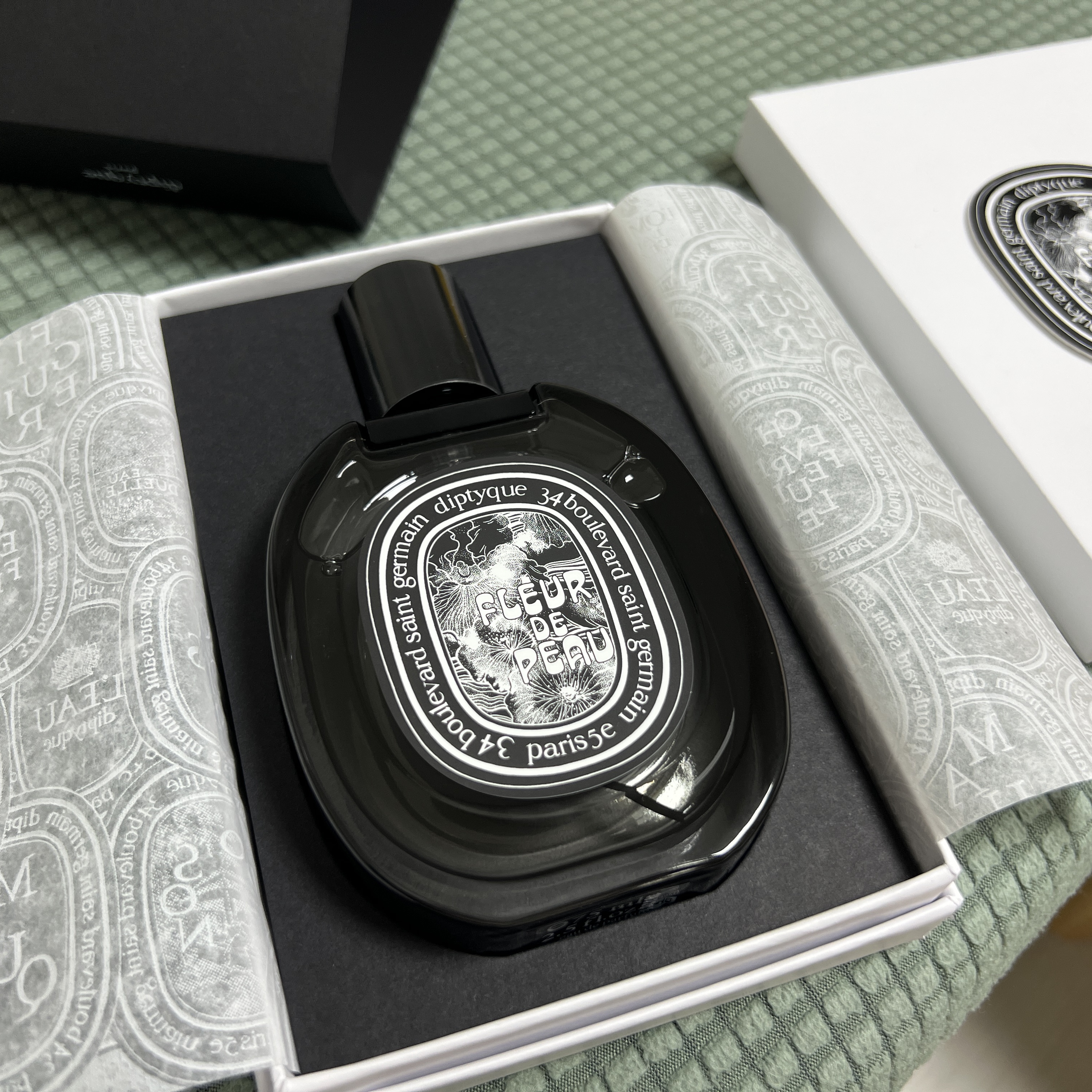 Diptyque Fleur De Peau Eau De Parfum 75ml, Lego Up-Scaled Lego Minifigure 착용 스타일 - 2