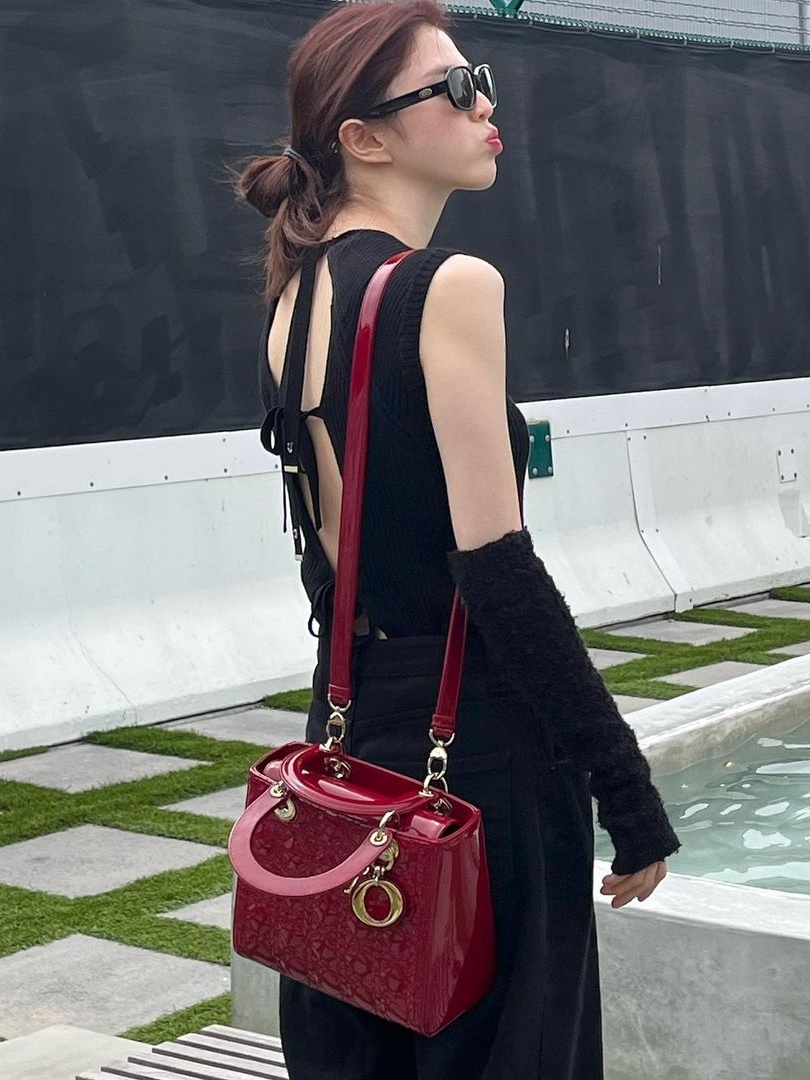 Dior Medium Lady Bag Patent Cannage Calfskin Cherry Red Pale Gold 착용 스타일