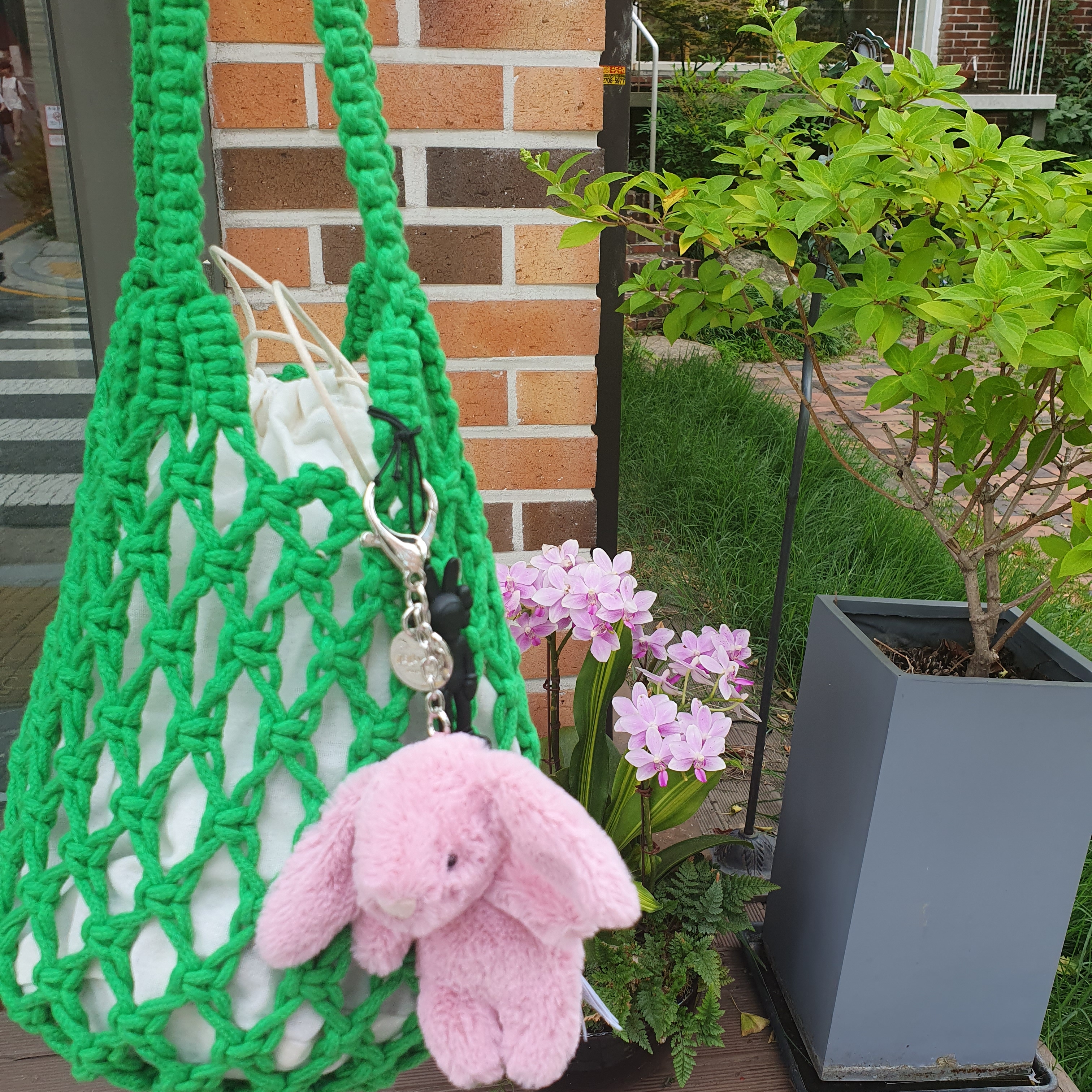 Jellycat Bashful Bunny Bag Charm Tulip, Kaws Tokyo First Accomplice Keychain Black 착용 스타일