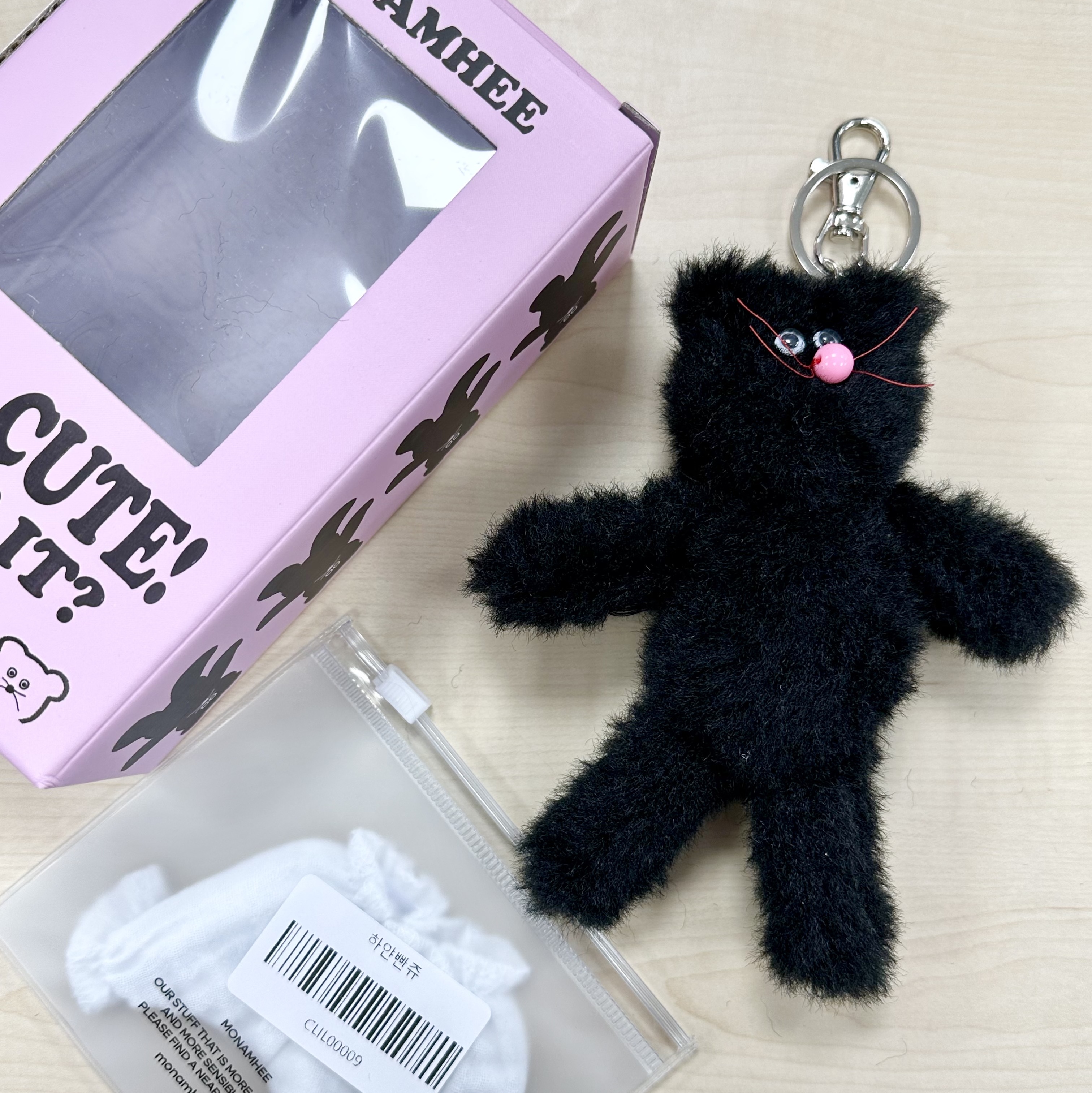 [KREAM 단독] Monamhee Beulpingi Keyring with White Pants Black 착용 스타일 - 3