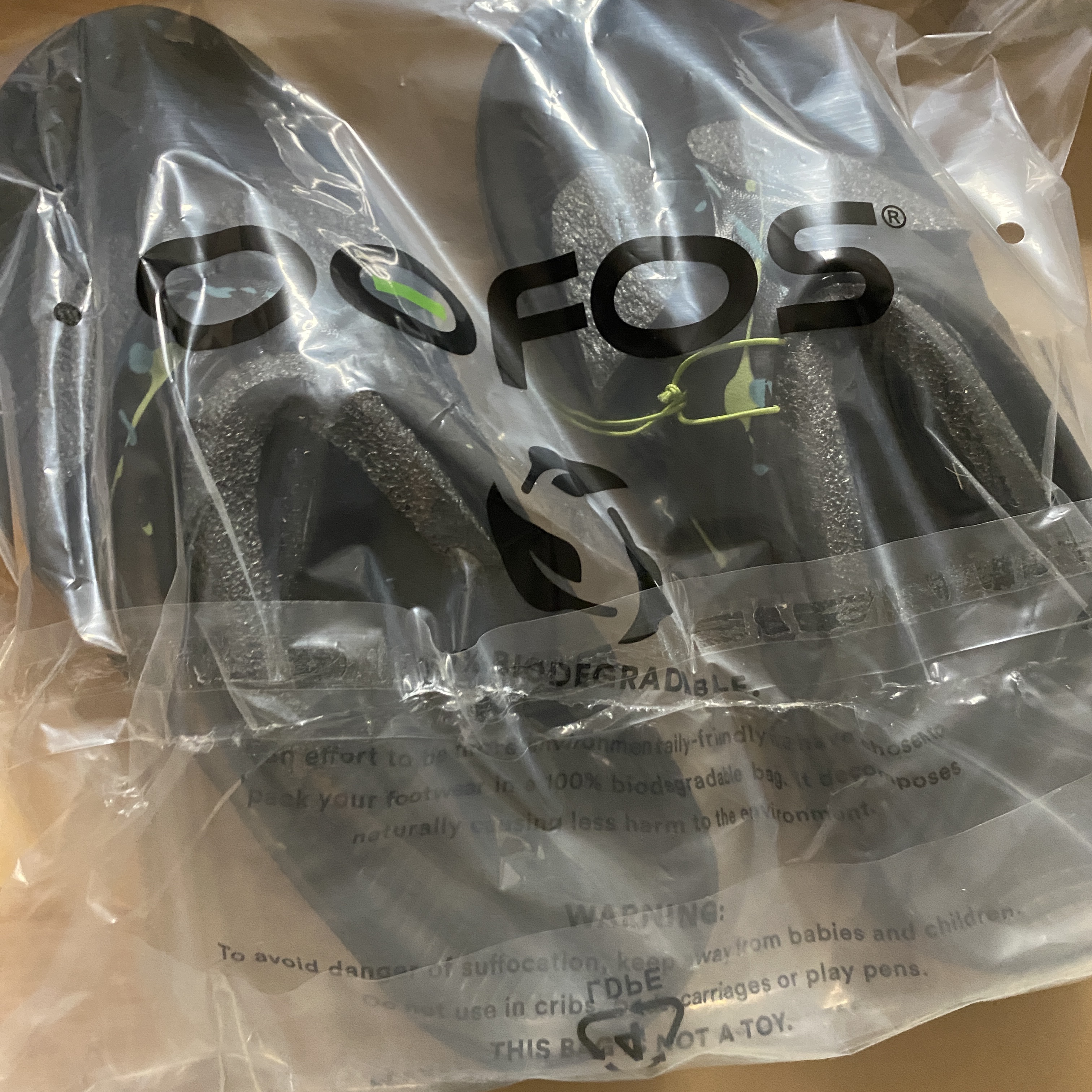 Oofos x Thisisneverthat Filp Flop Black 착용 스타일 - 2