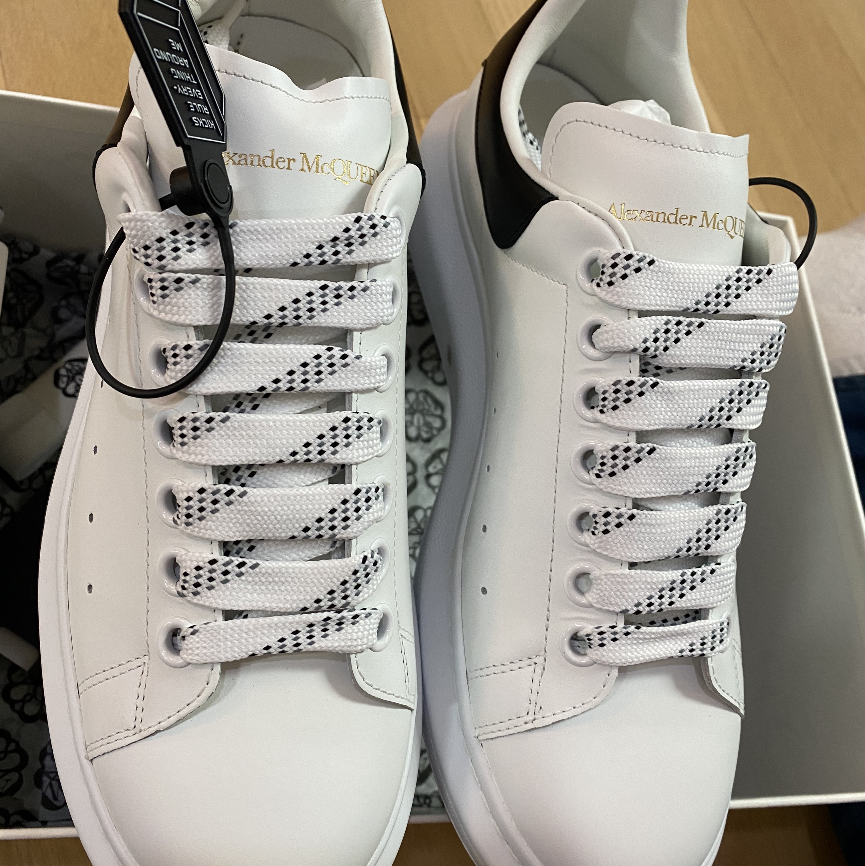 Alexander McQueen Oversized Sneakers White Black 착용 스타일 - 3
