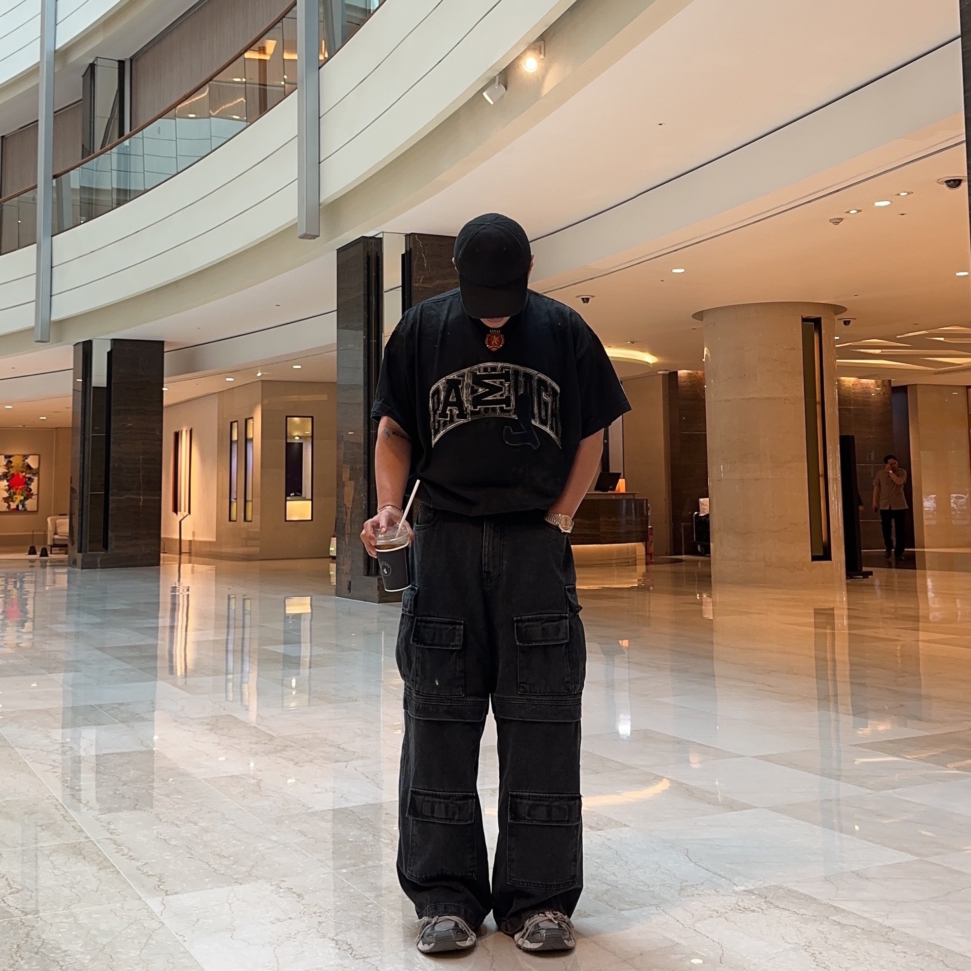 Balenciaga Skater T-Shirt Oversized Black Faded, Balenciaga 3XL Sneakers Grey White Red 착용 스타일