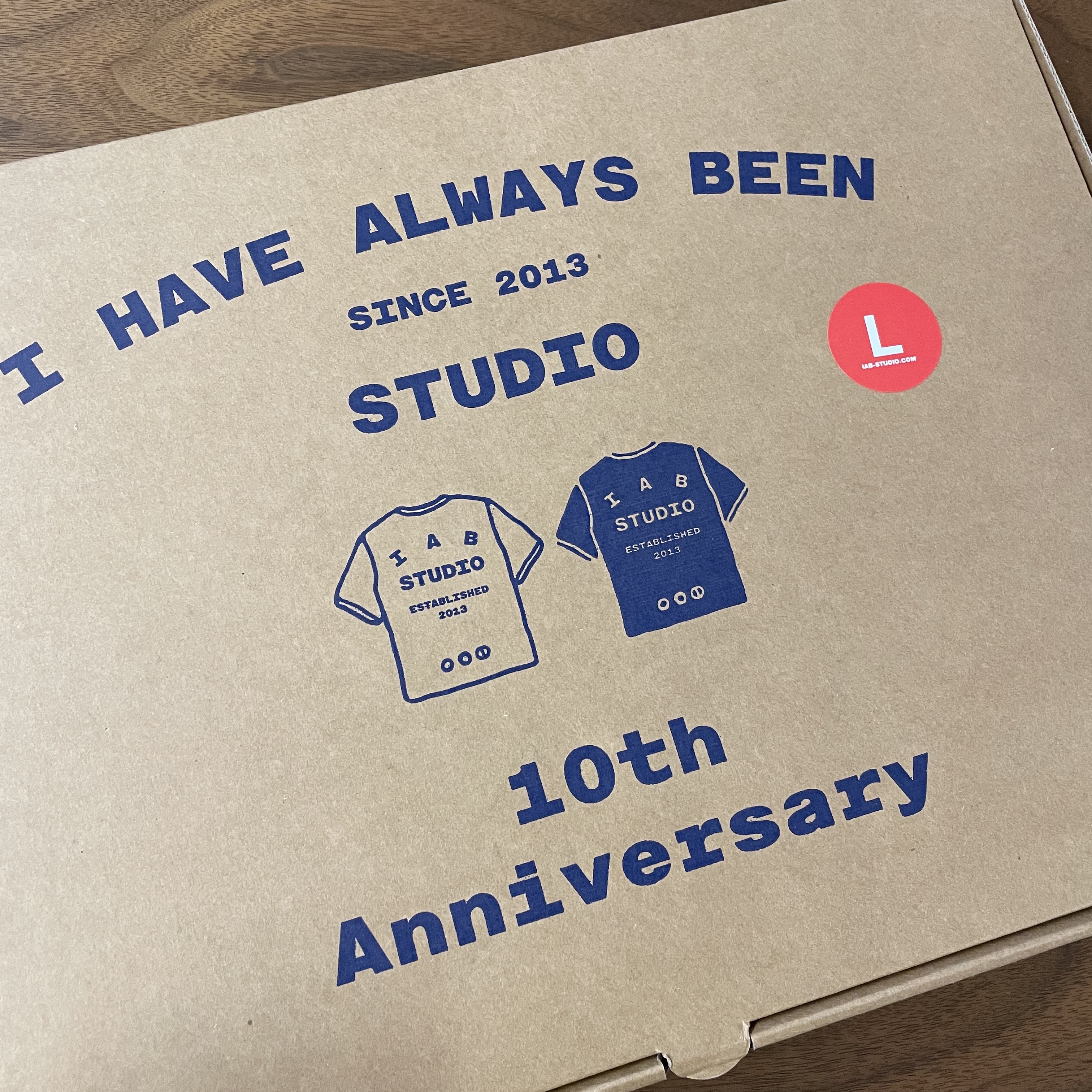IAB Studio 10th Anniversary T-Shirts Pack White & Black (2 Pack) 착용 스타일 - 2