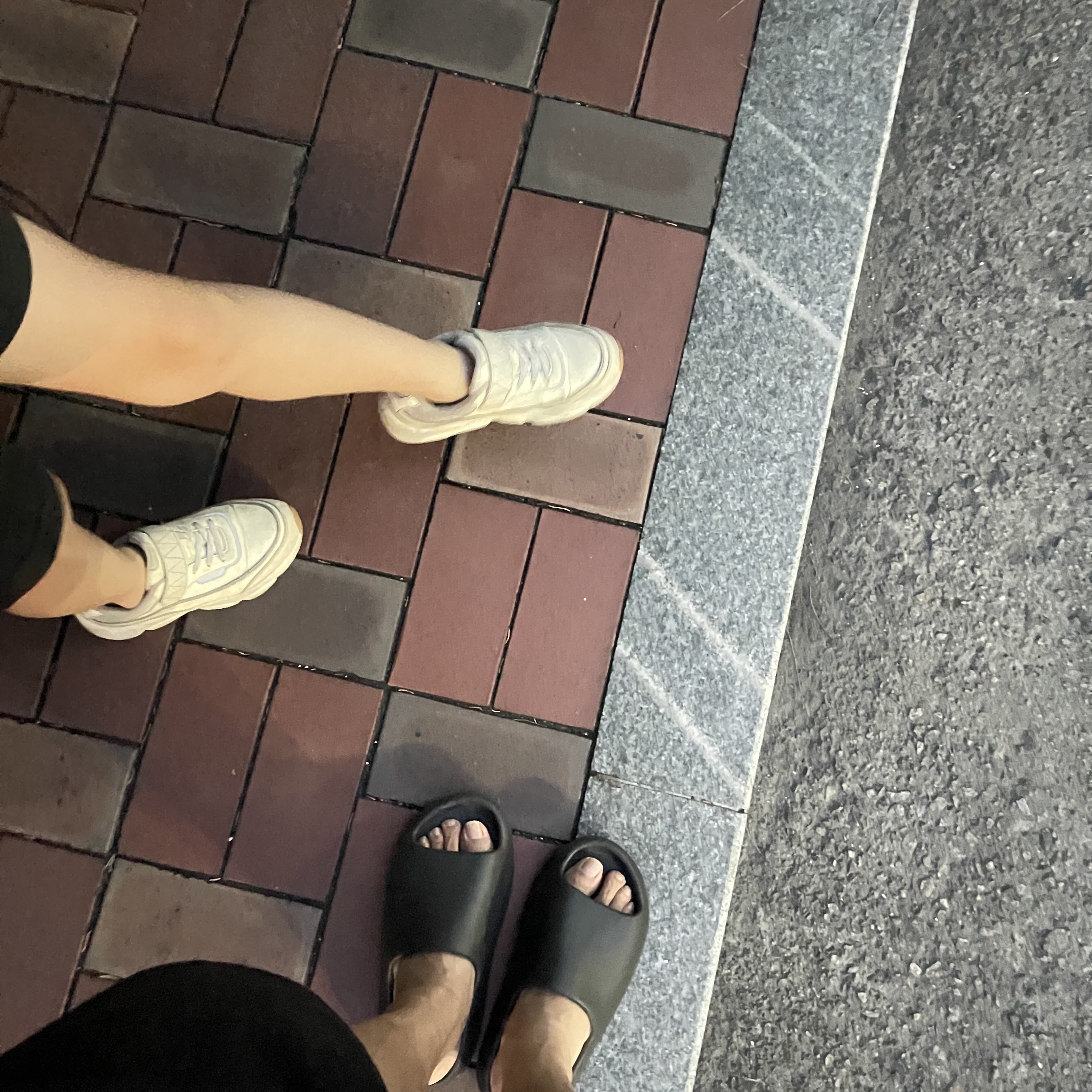 Adidas Yeezy Slide Onyx 착용 스타일
