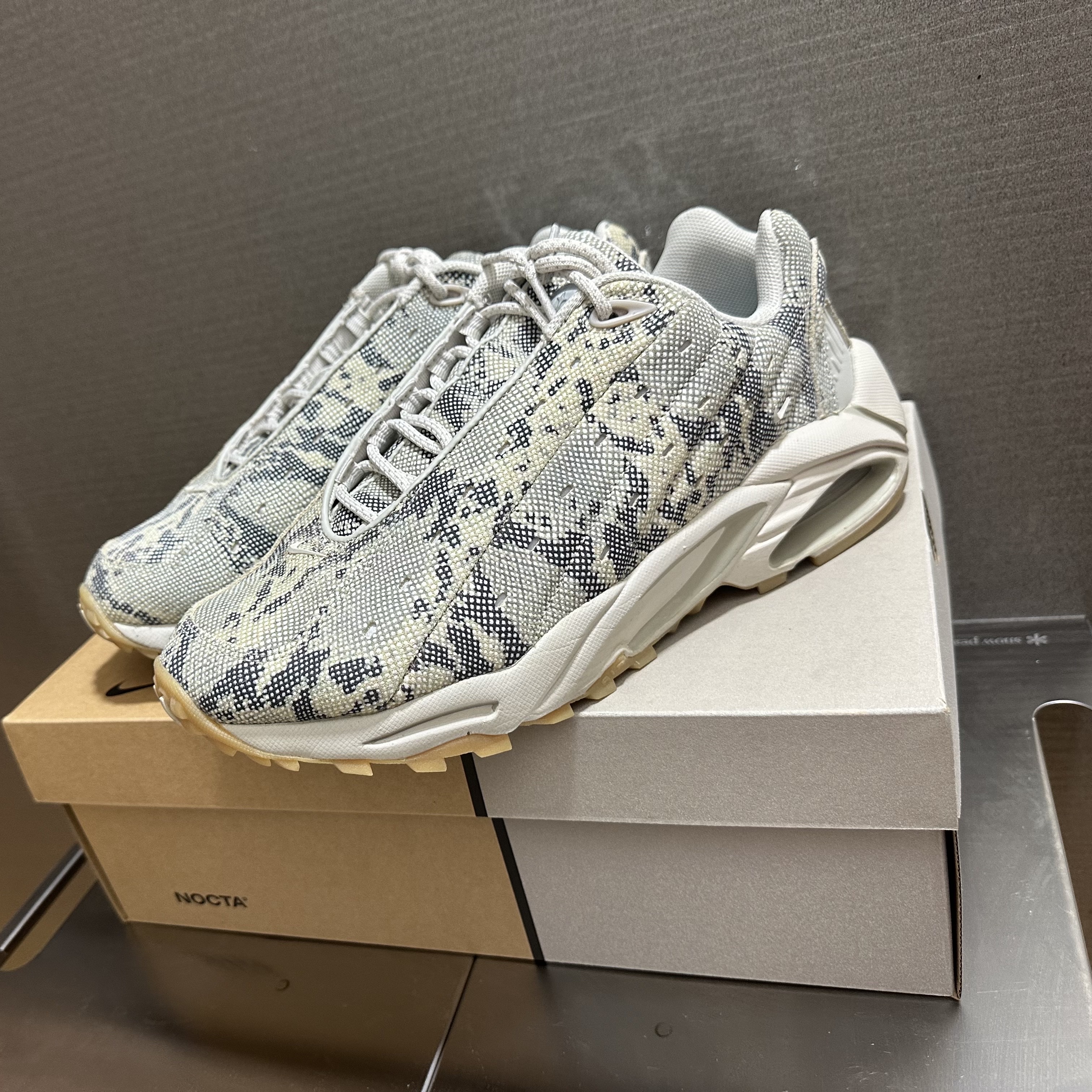 Nike x Drake Nocta Hot Step Air Terra Light Bone 착용 스타일